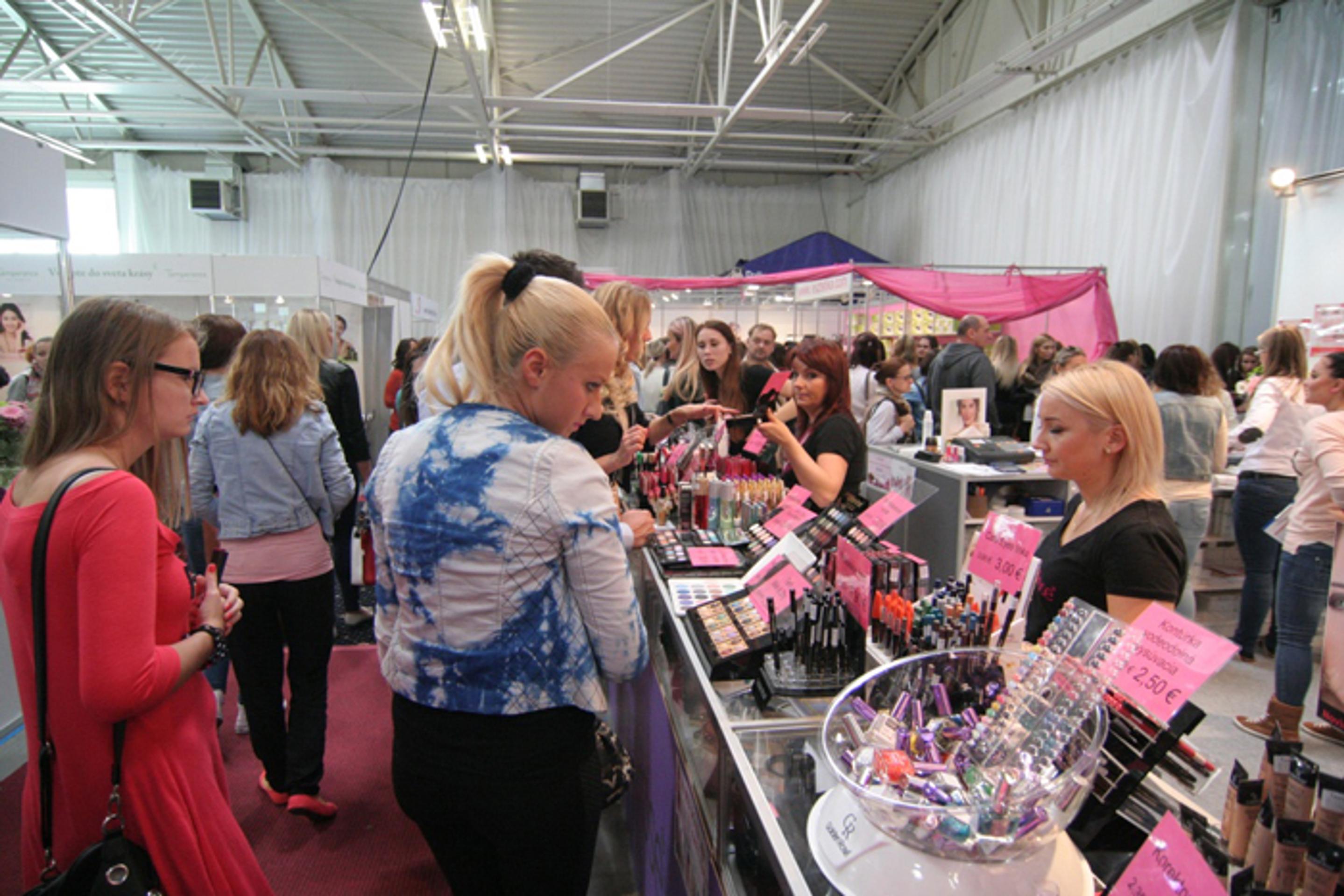 Pohľad na vystavujúcich v stánkoch.