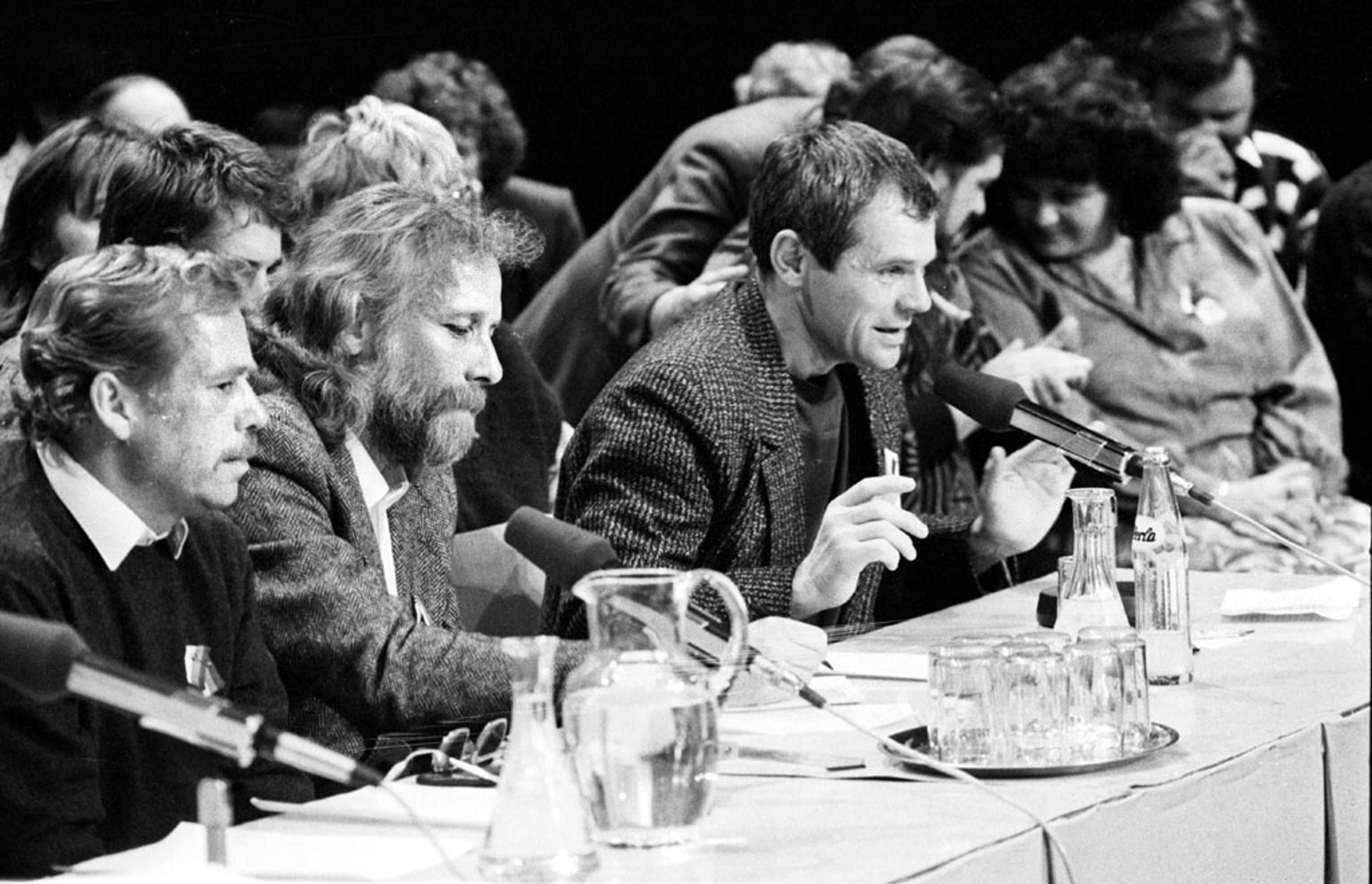 V Slovenskom národnom divadle sa 29. novembra 1989 uskutočnilo manifestačné zhromaždenie, účastníci ktorého nadšene privítali podpis dohody medzi Občianskym fórom a Verejnosťou proti násiliu.