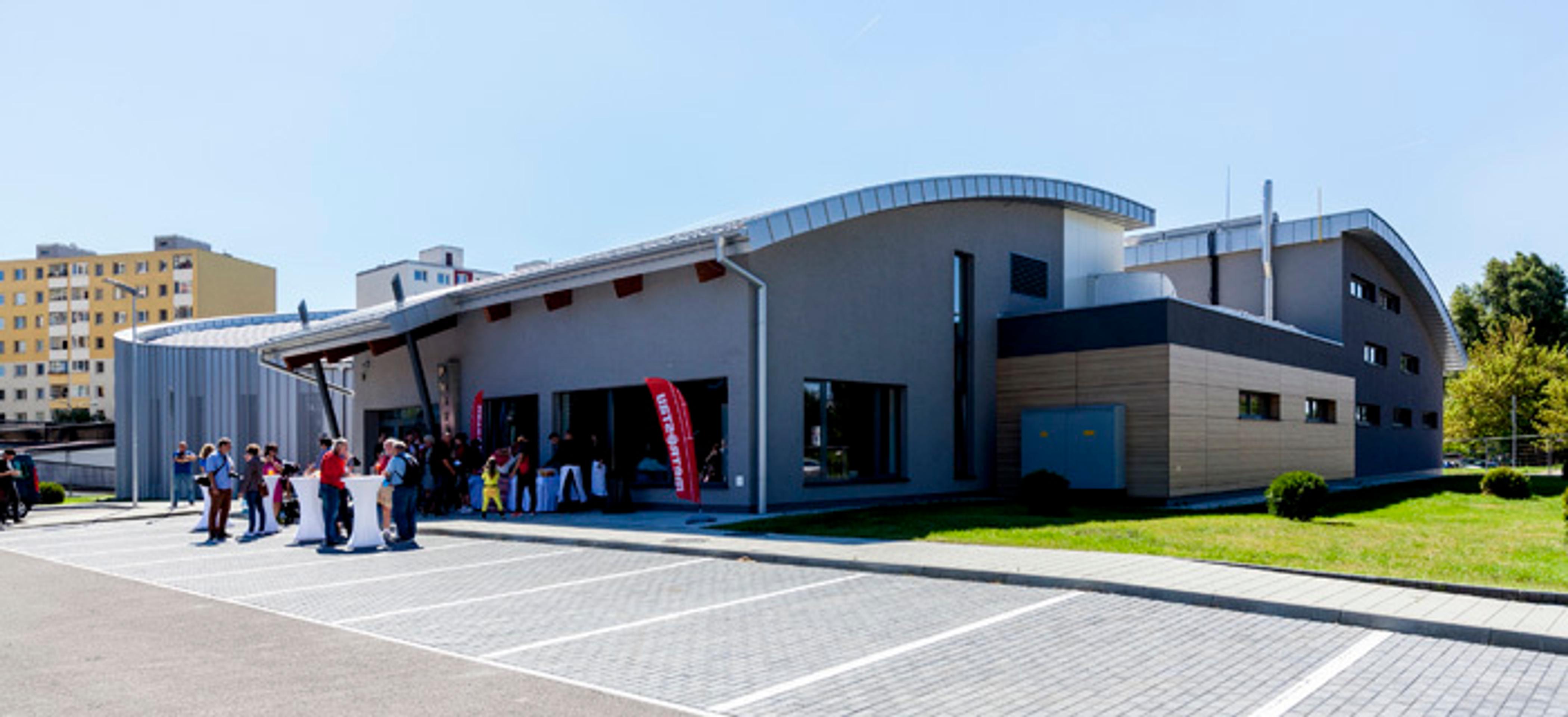 Budova krytej plavárne v bratislavskej Petržalke.