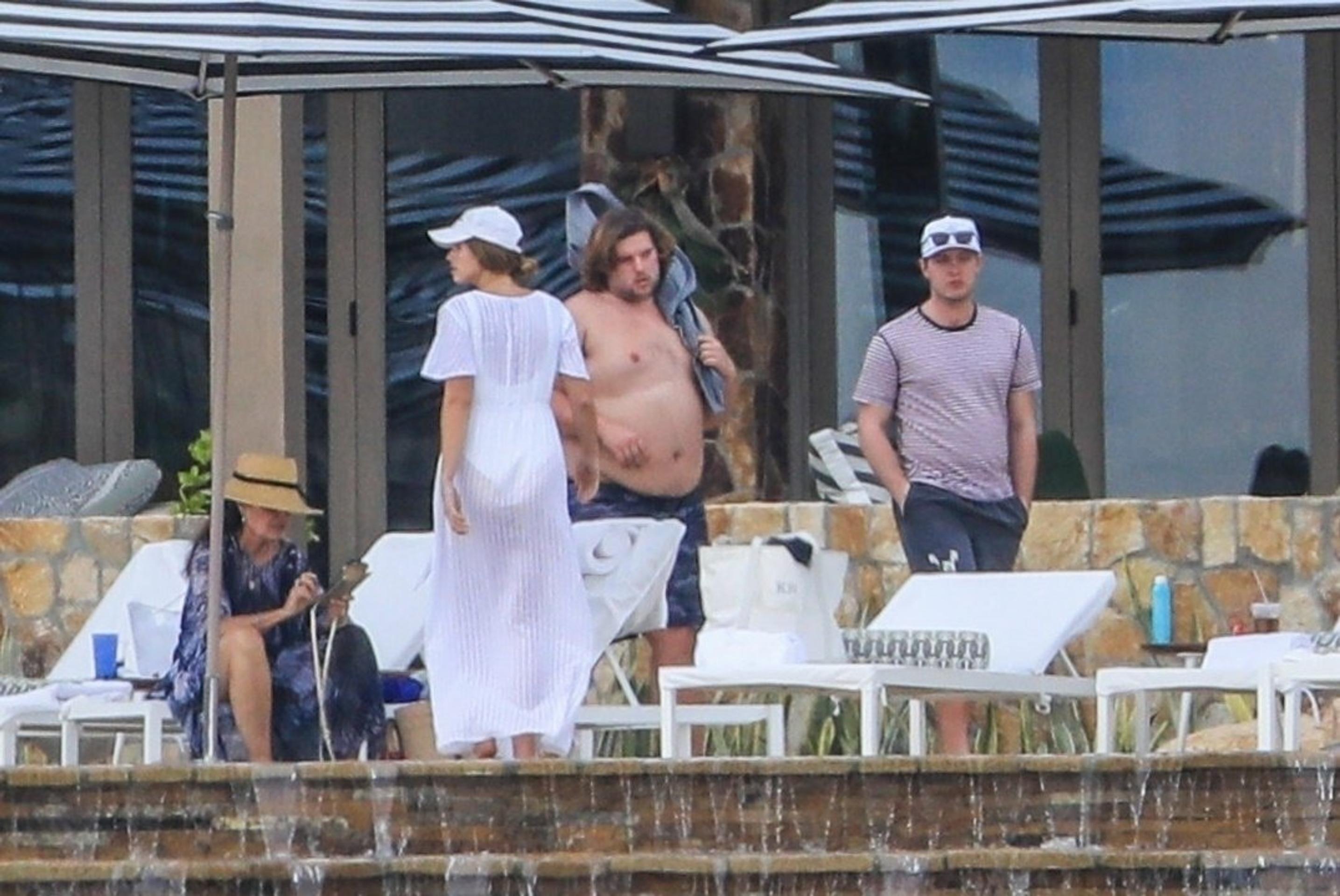 Kevin Shattenkirk (vľavo), vzadu Mika Zibanejad a Mats Zuccarello z NY Rangers oslavujú gól proti NY Islanders.