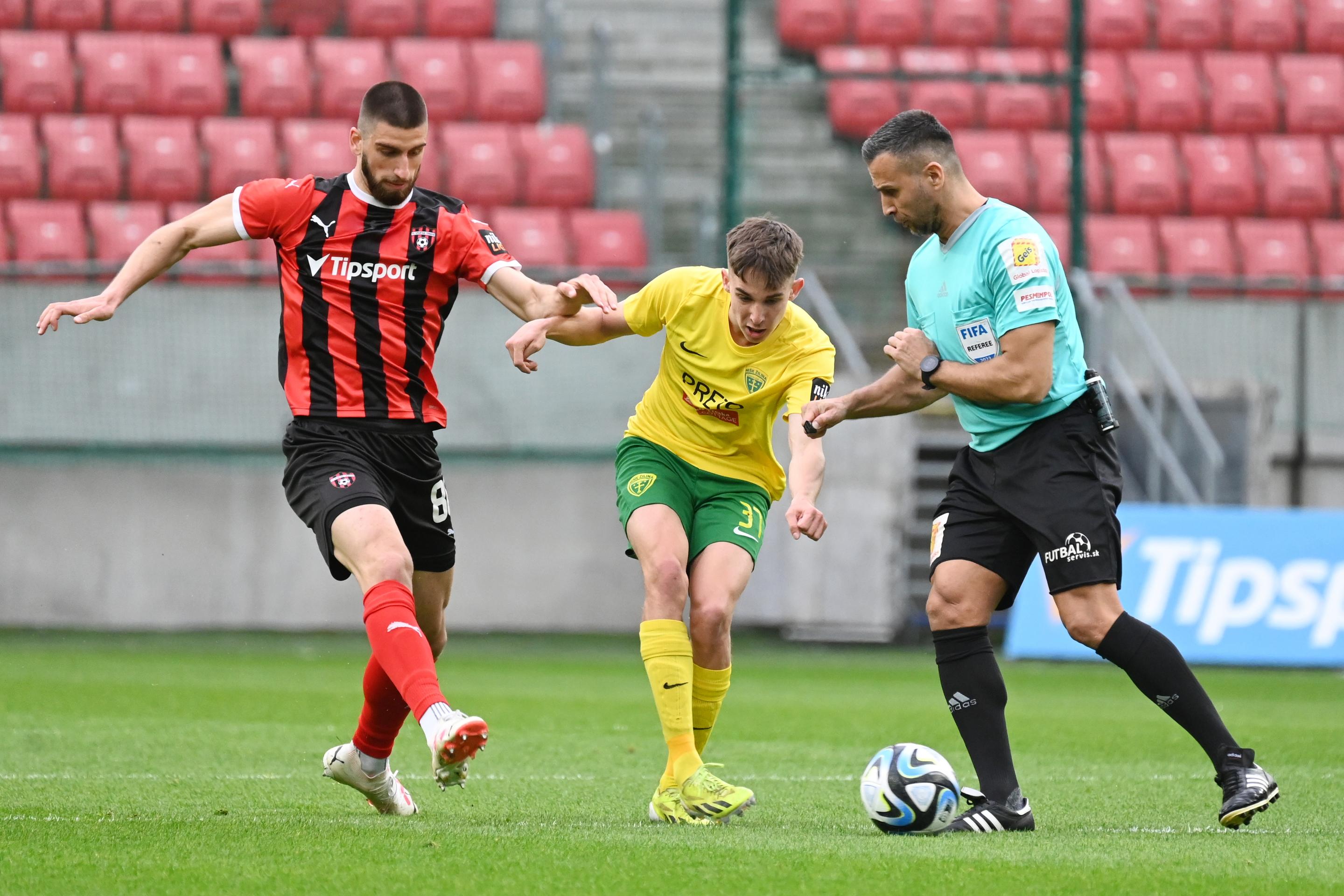 Na snímke zľava hráč Trnavy Adrian Zeljkovič, hráč Žiliny Mário Sauer a rozhodca stretnutia Filip Glova.