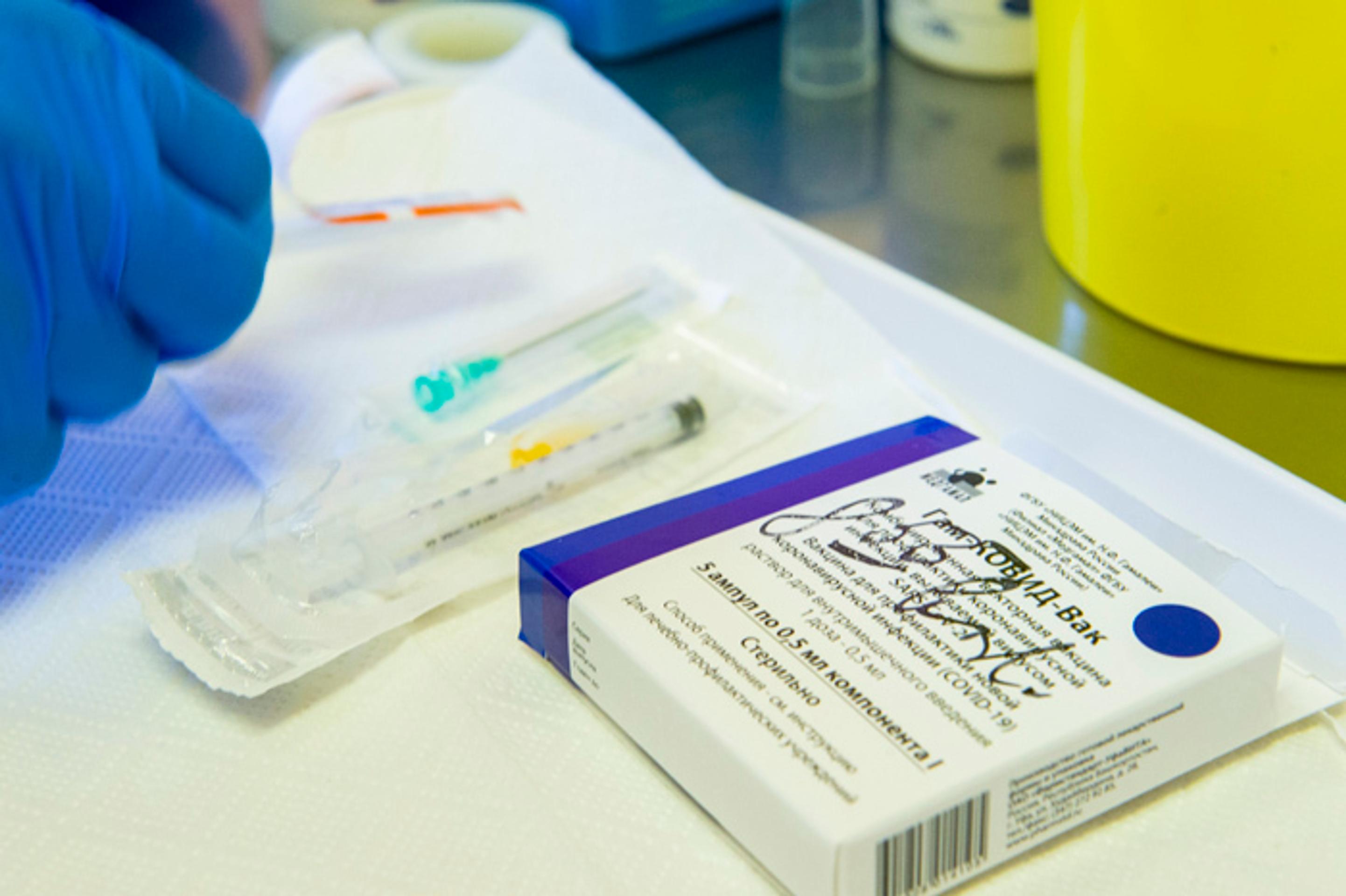 Krabička s ampulkami vakcíny Sputnik V proti ochoreniu COVID-19 v očkovacom centre v Bratislave