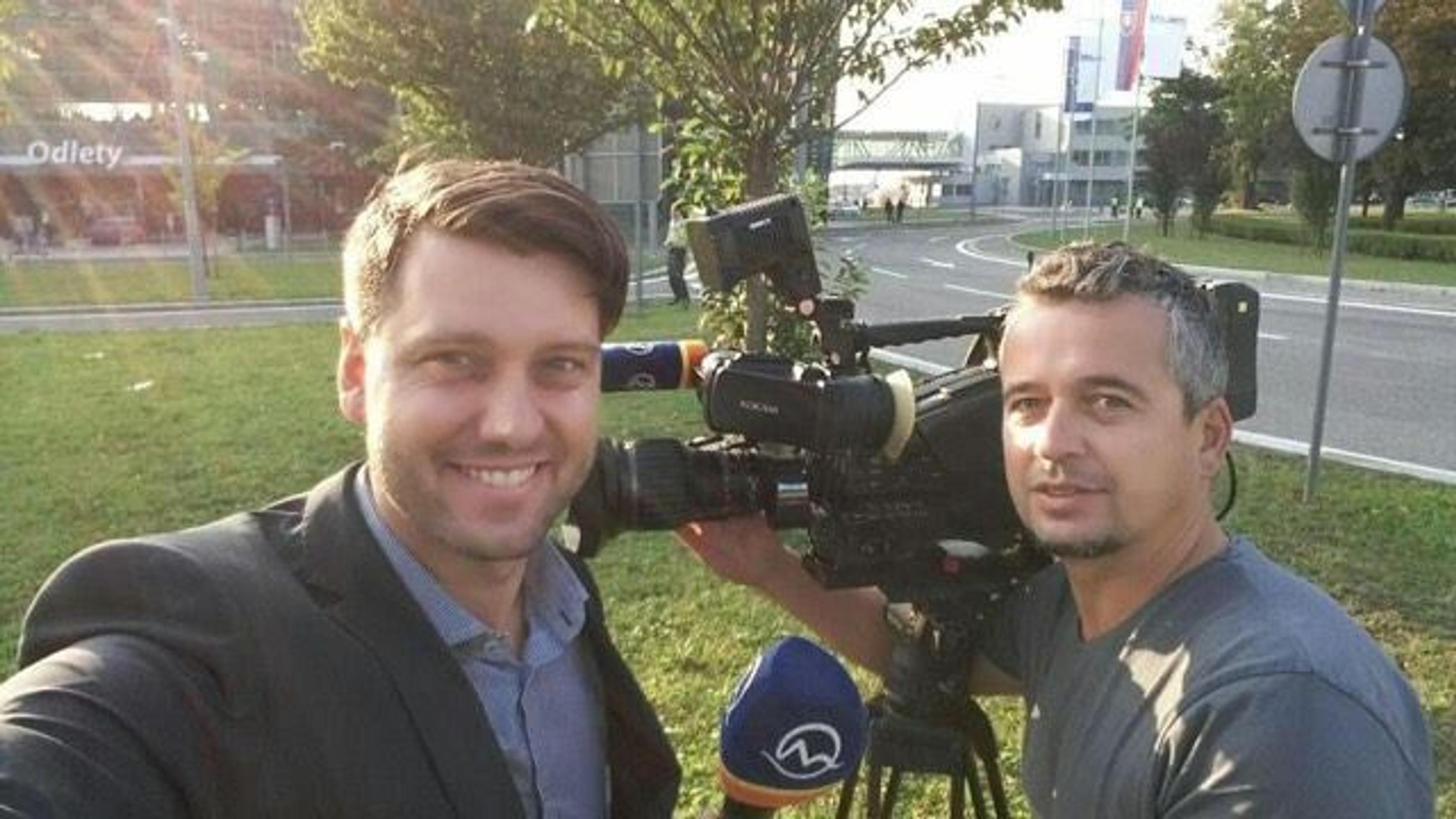 Marek Gudiak s Pavlom Kernom monitorujú dianie na bratislavskom letisku.