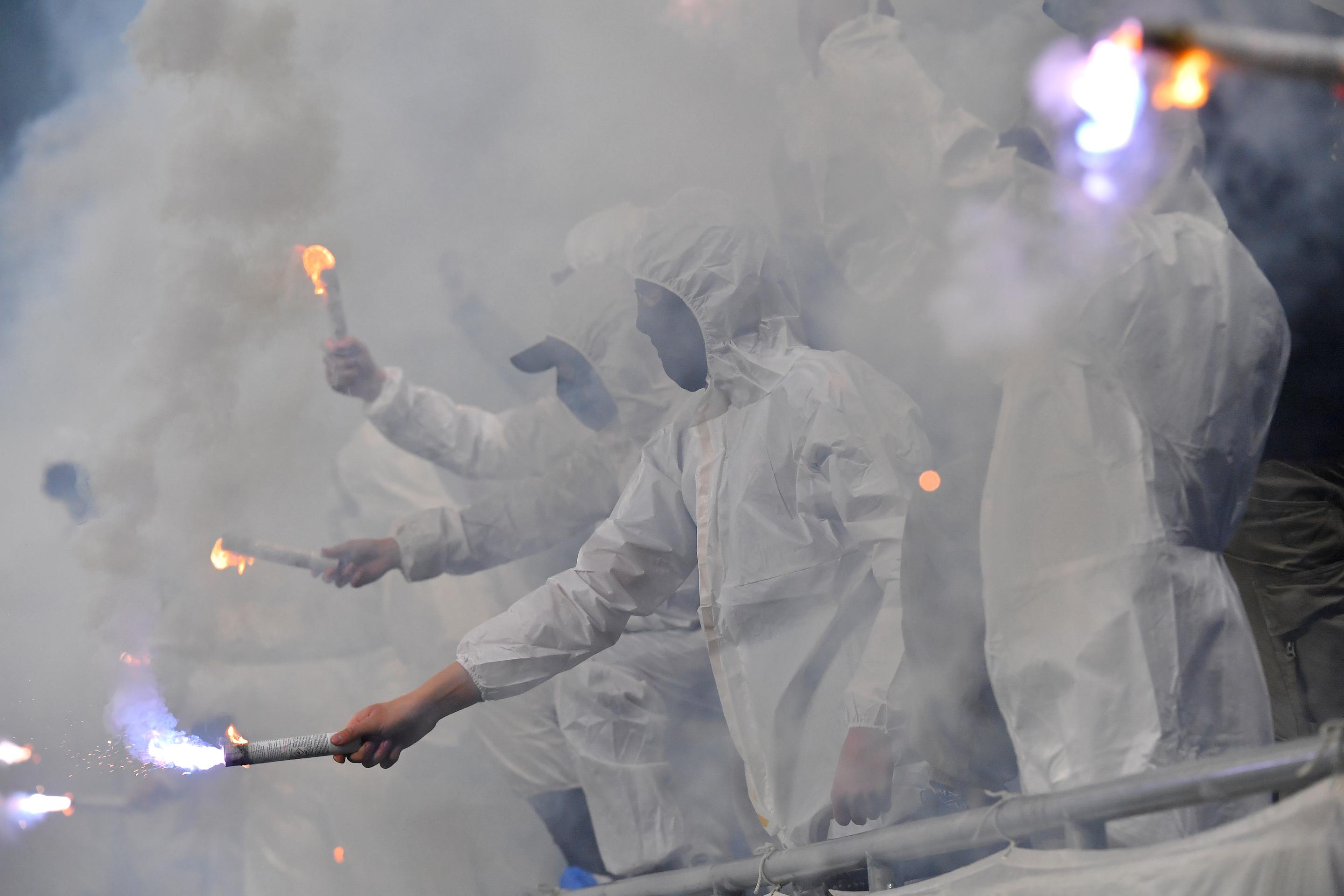Fanúšikovia Slovana s dymovnicami v zápase 7. kola skupiny o titul futbalovej Fortuna ligy proti Trnave.