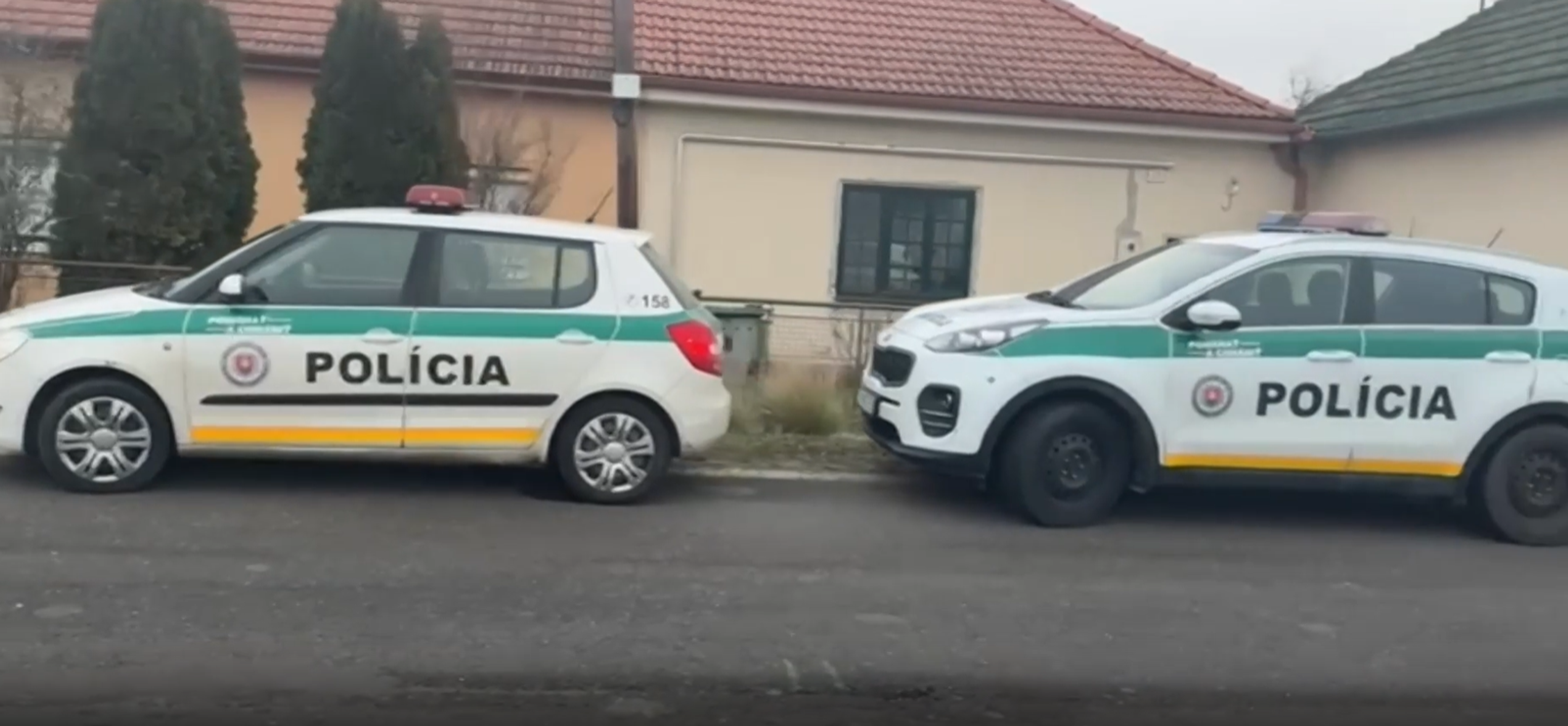 Policajné autá na mieste nešťastia.