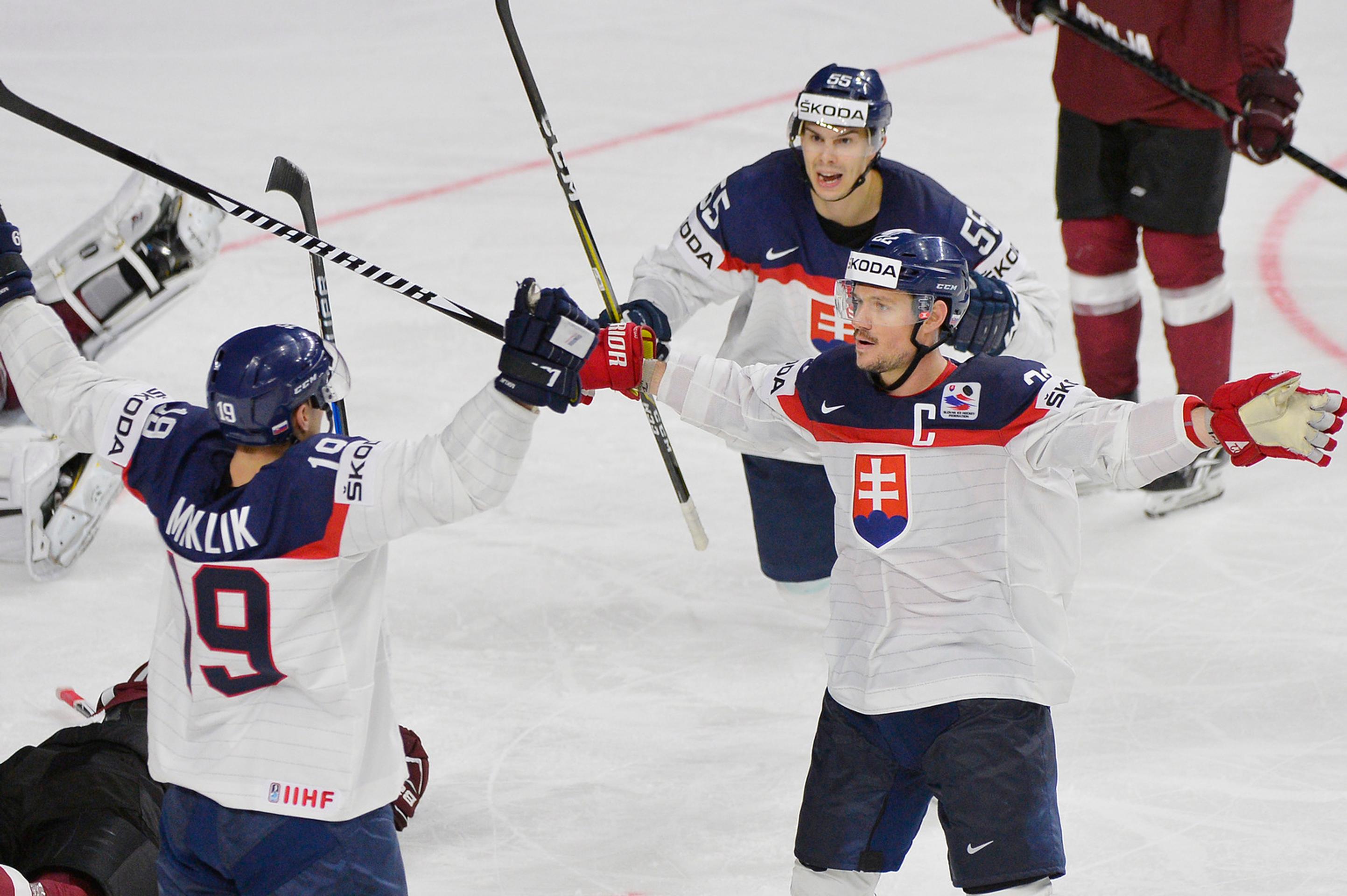 Na snímke zľava Michel Miklík, kapitán Vladimír Dravecký a Mário Bližňák po góle Lotyšom na MS 2017.