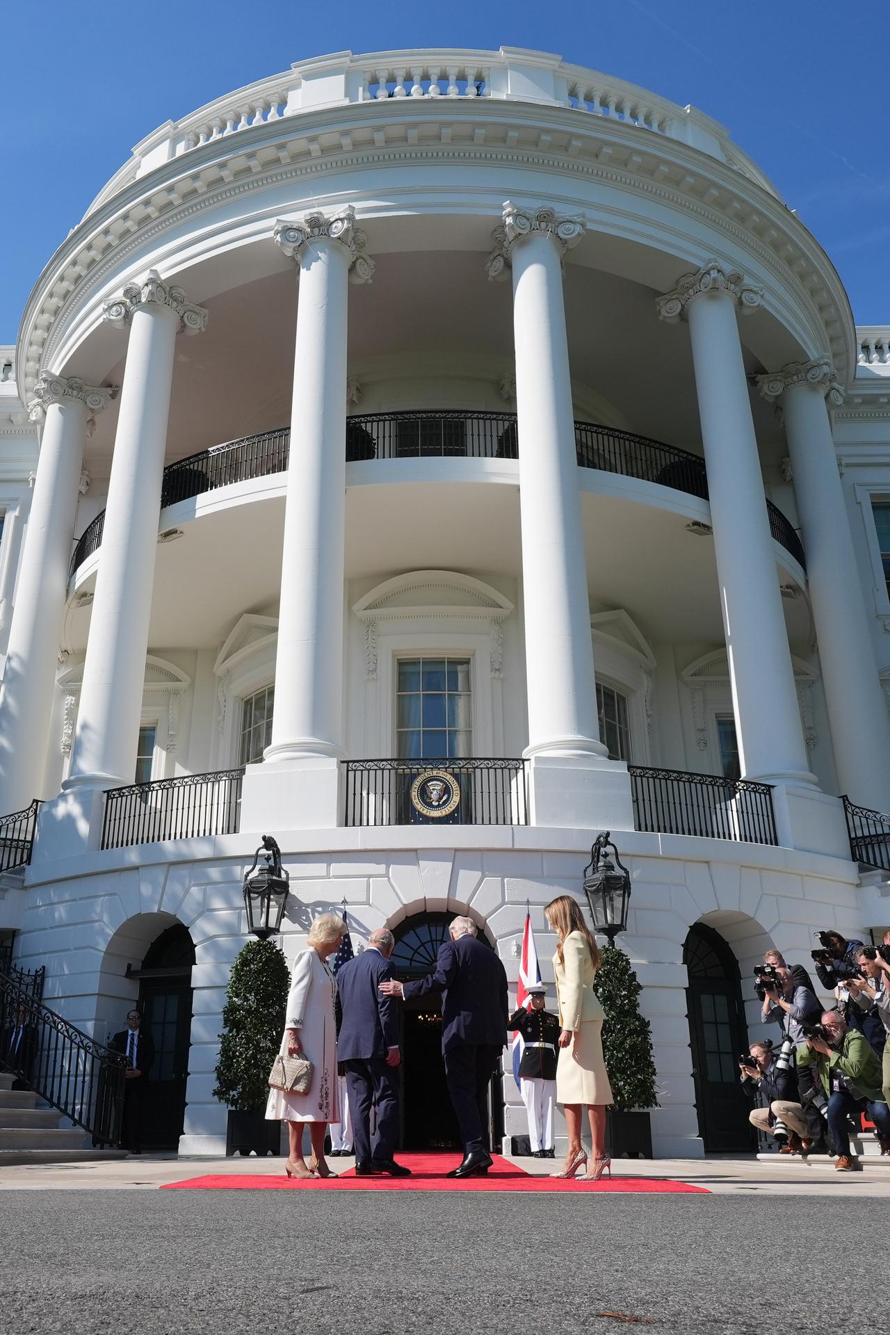 Kráľ Karol III.  s manželkou Kamilou na návšteve v USA.