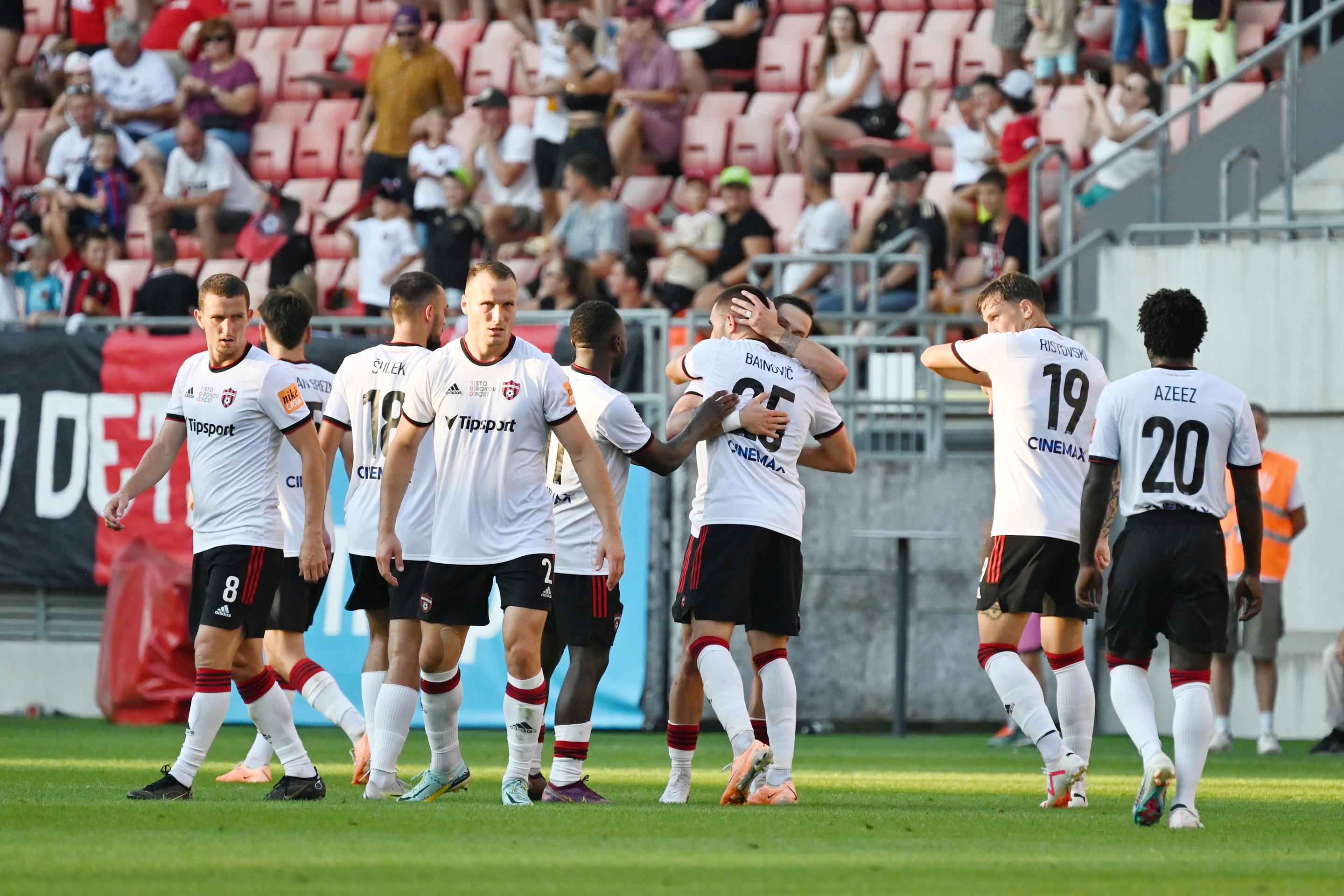 Radosť hráčov Trnavy po strelení gólu počas zápasu 4. kola Niké ligy proti Podbrezovej.