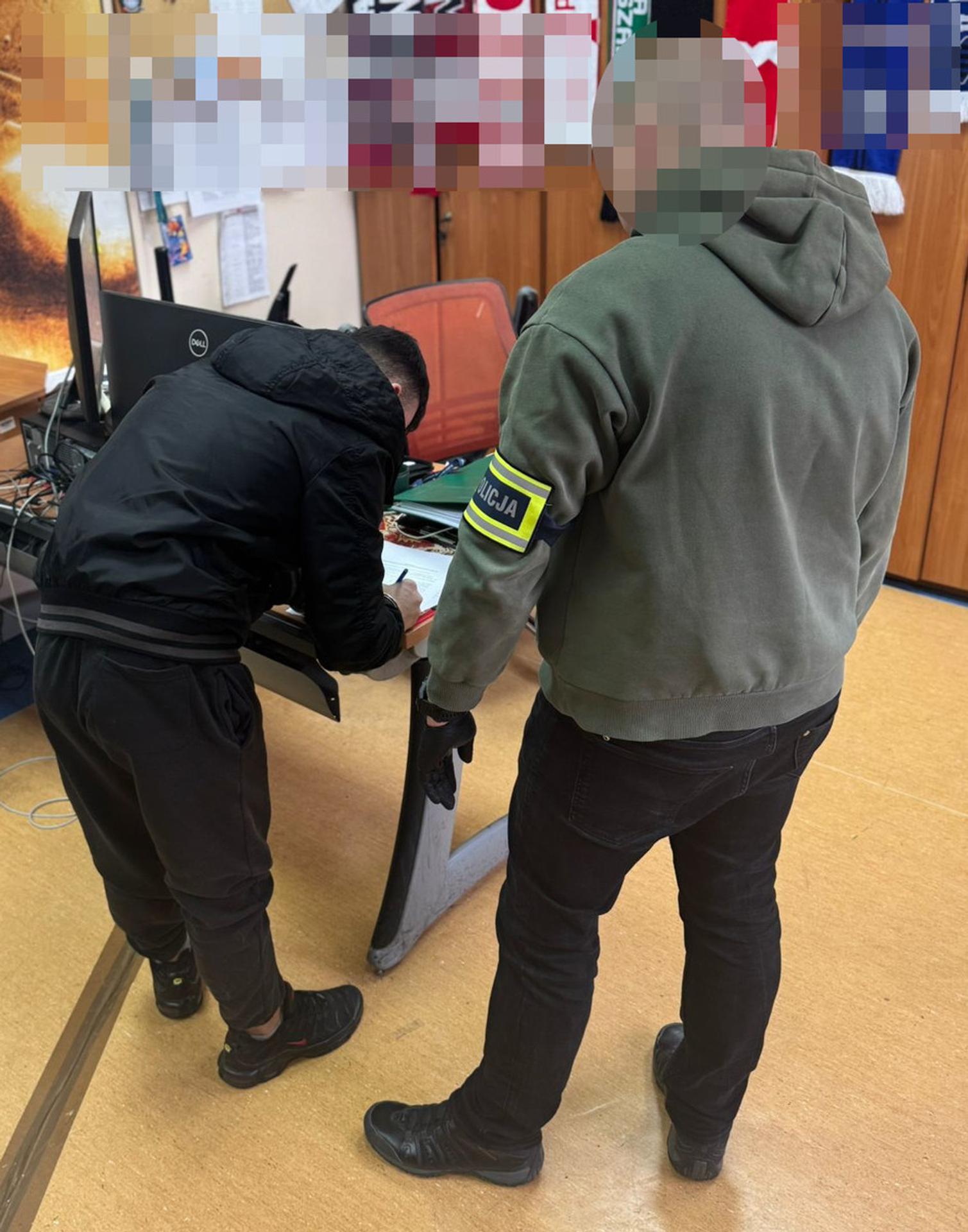 Polícia obvinila ženu a jej 17-ročného syna.