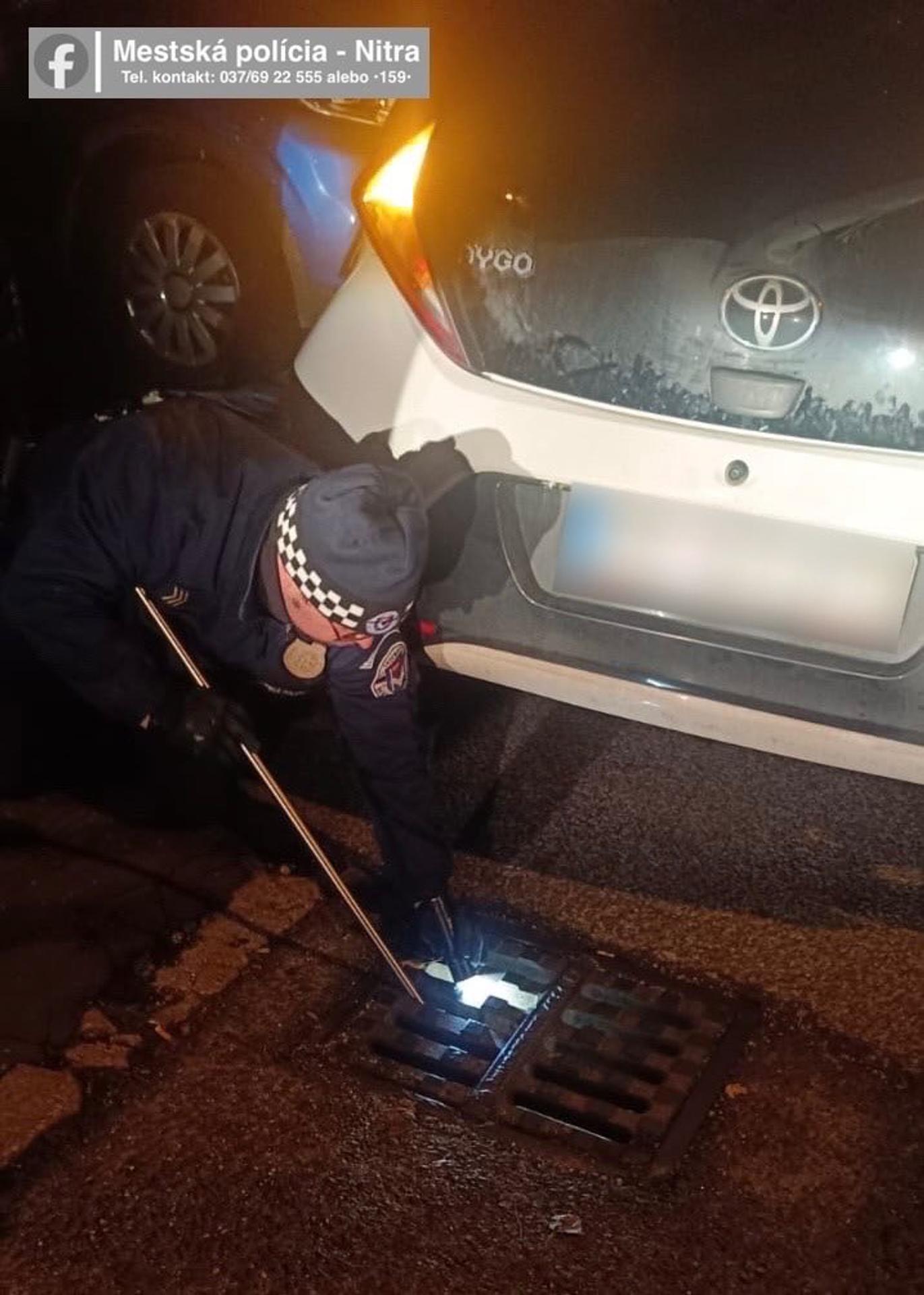 Kuriérovi spadli kľúče do kanála