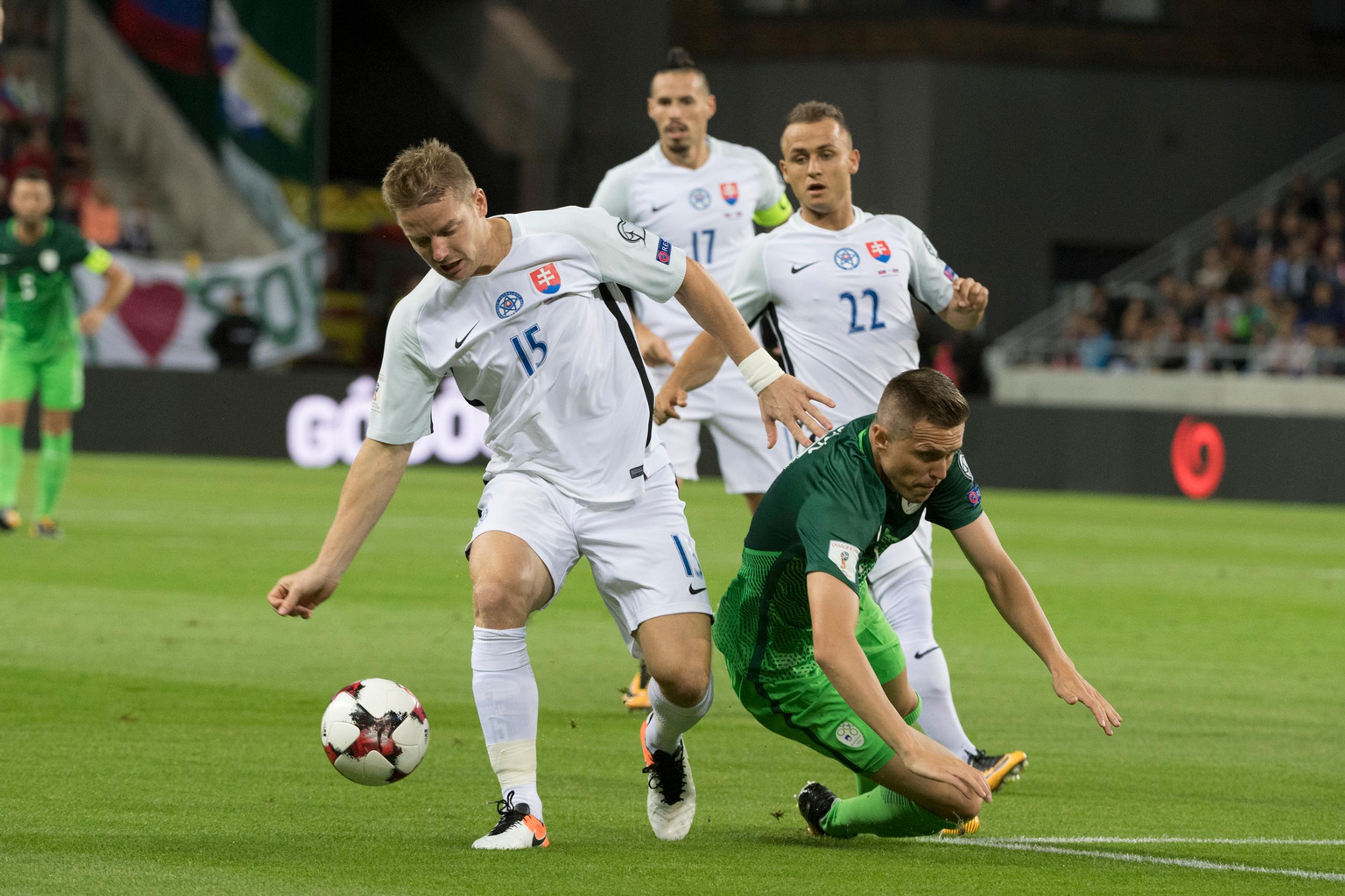 Na snímke v popredí vľavo Tomáš Hubočan (Slovensko) a vpravo Josip Iličič zo Slovinska v dueli kvalifikácie MS.