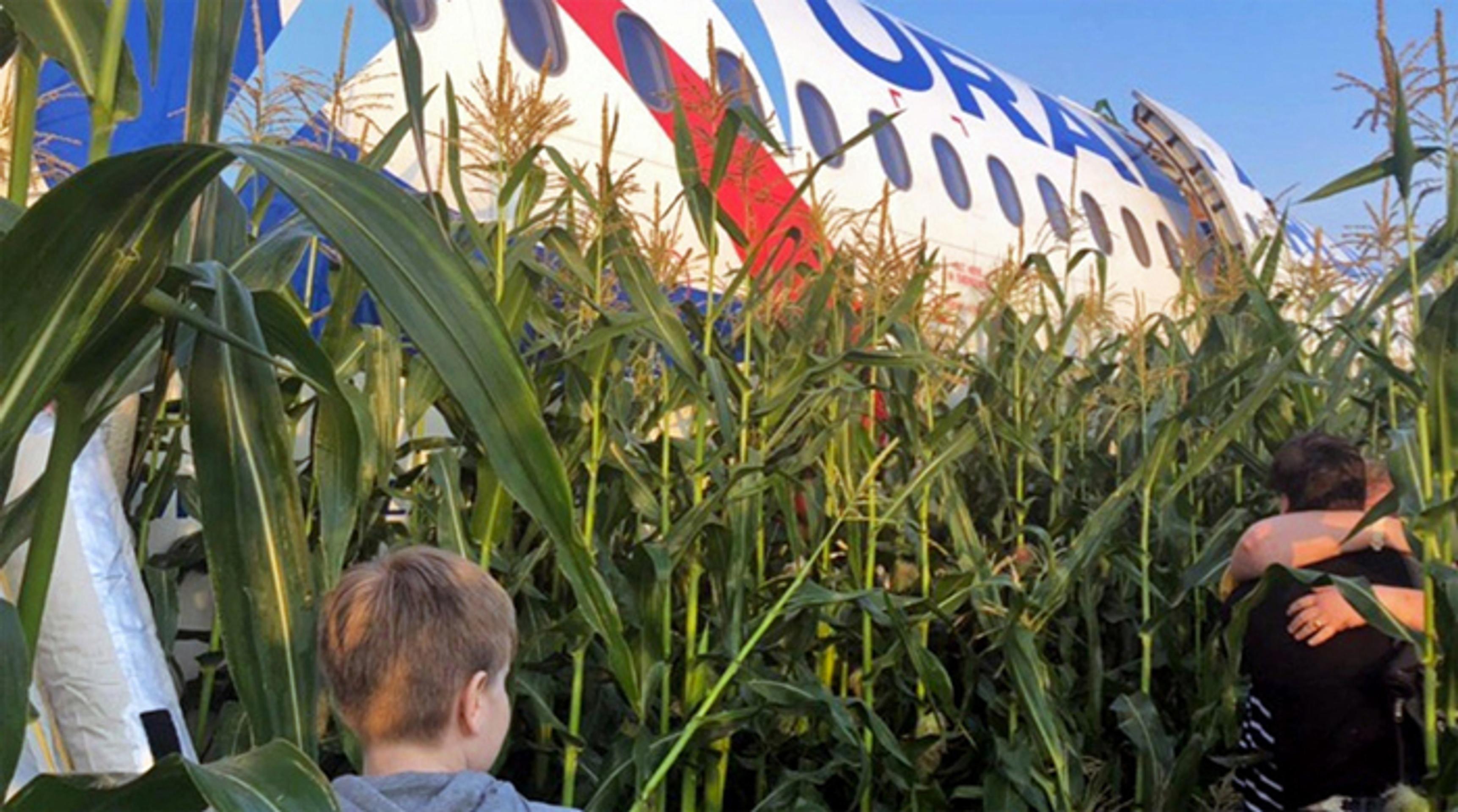 Cestujúci z havarovaného lietadla pri Moskve.