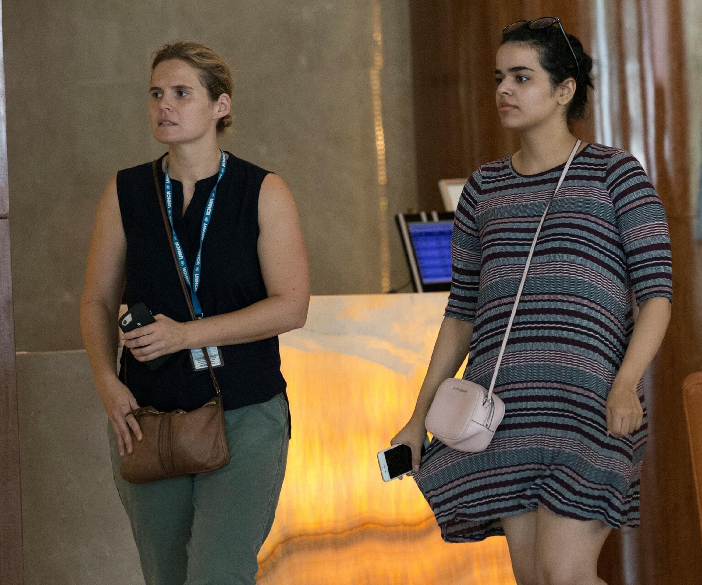 Jake Guentzel z Pittsburghu oslavuje hetrik proti Anaheimu.