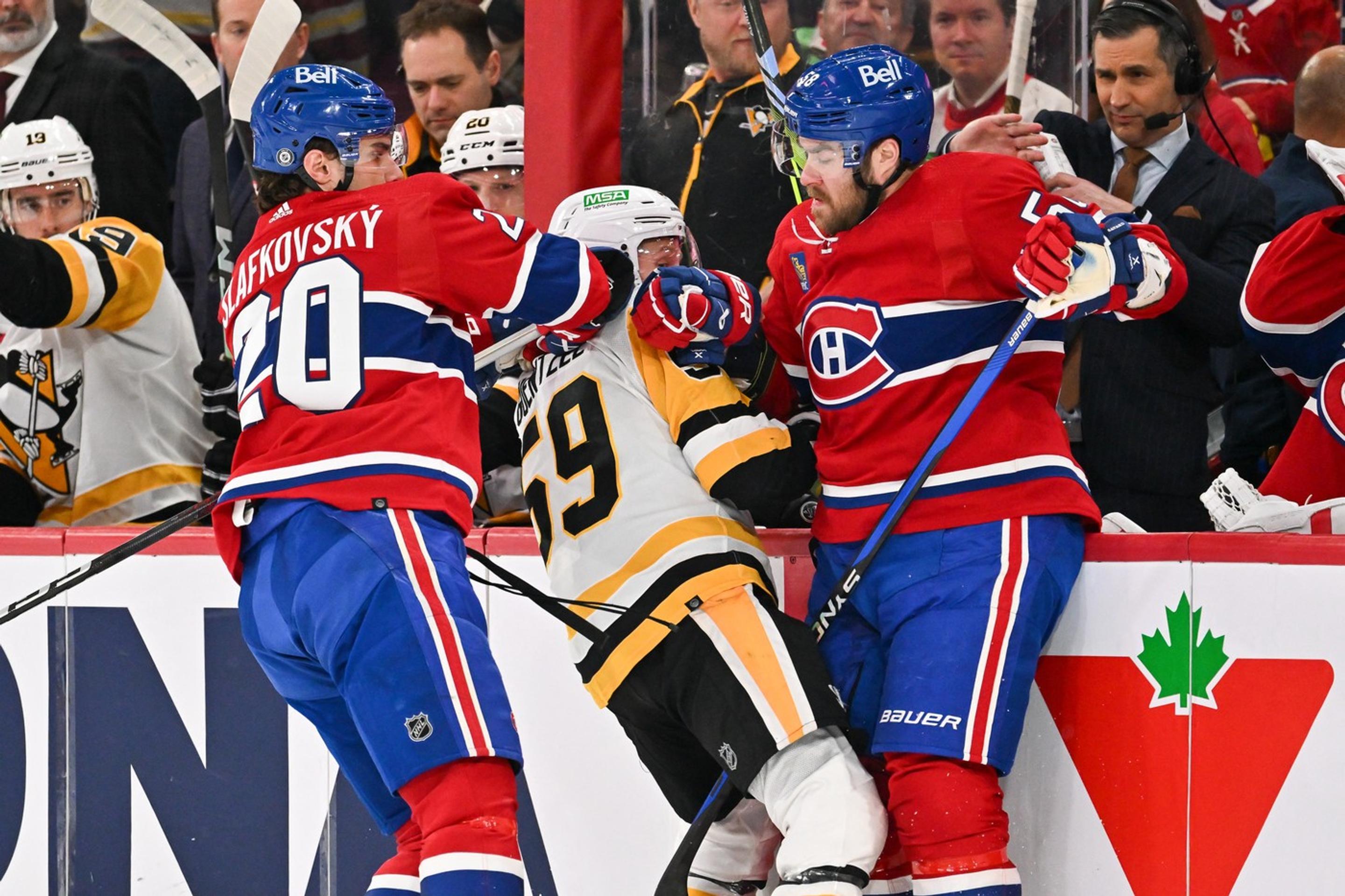 Keď je to potrebné, Slafkovský neváha zahrať tvrdo.