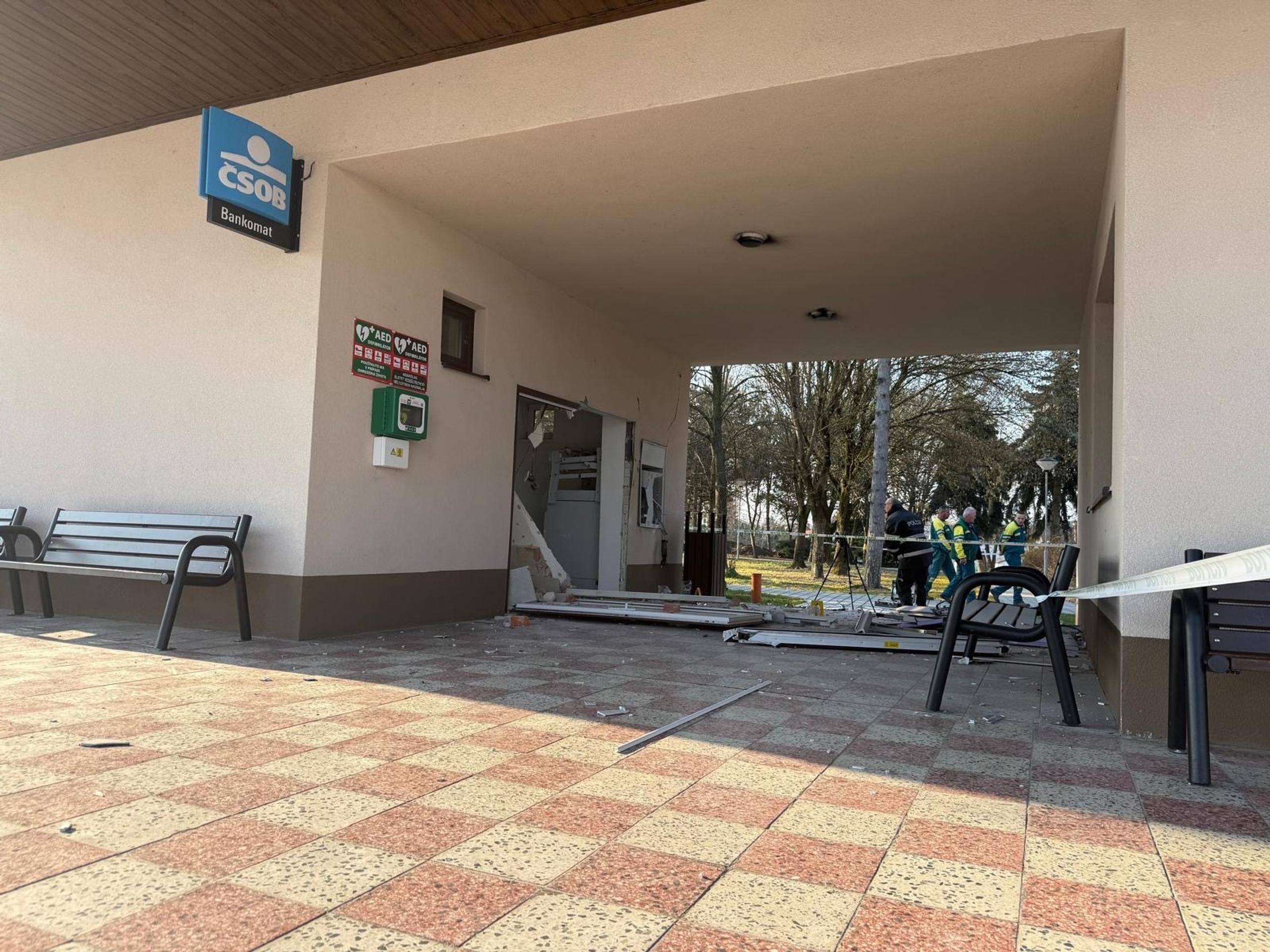 Výbuch bankomatu v Dolných Salibách.