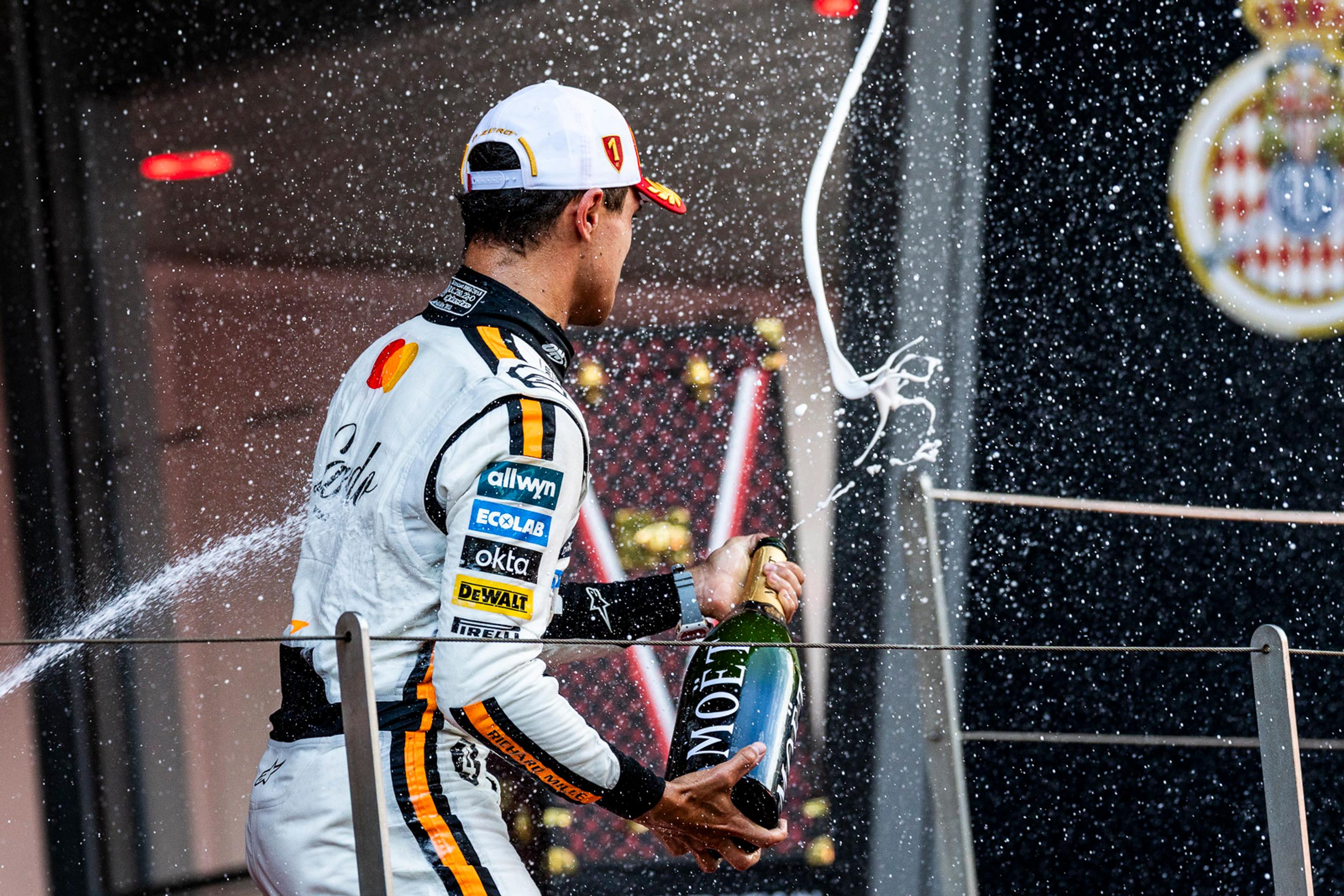 Pódium víťazov v Monaku.