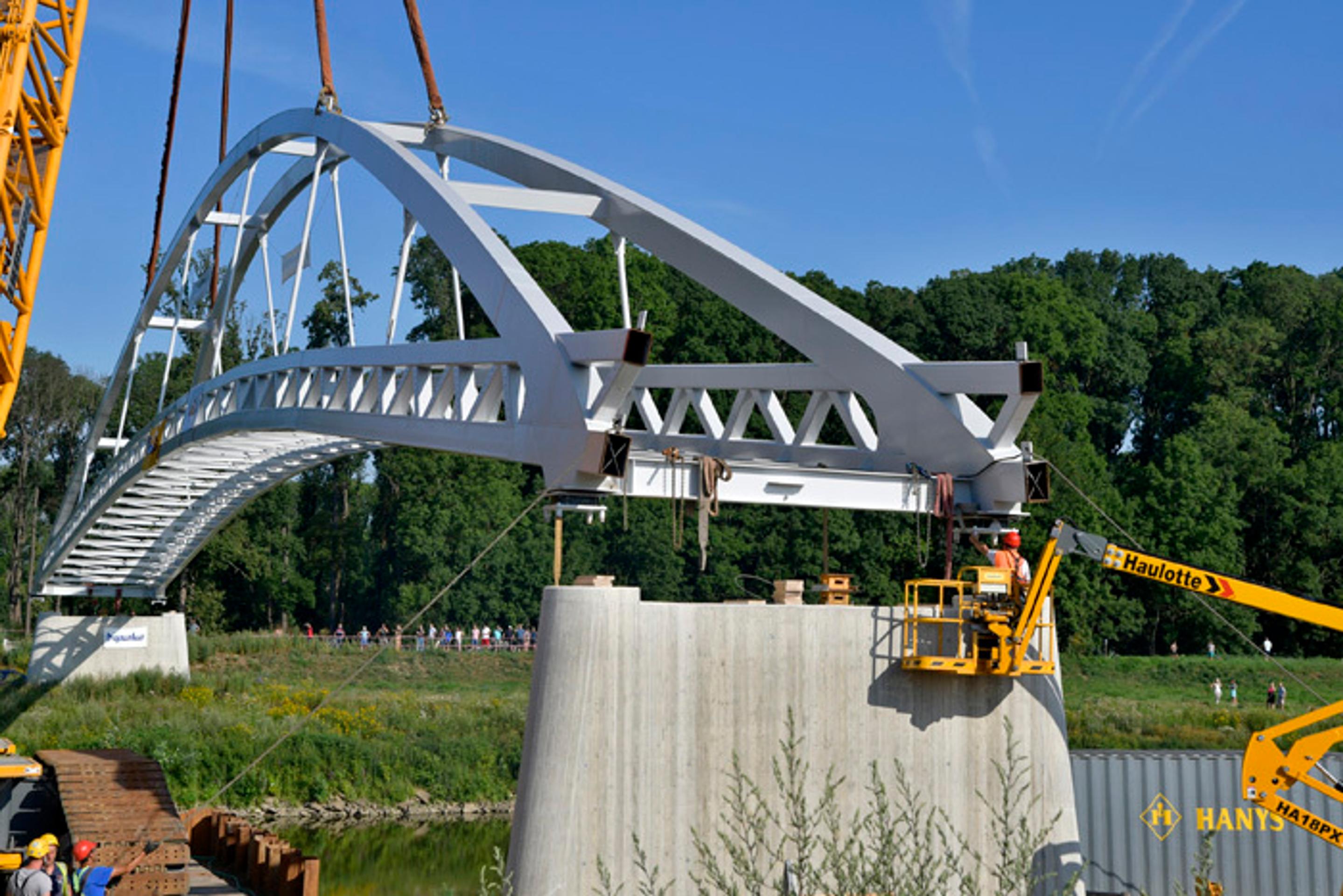 Osadenie oceľovej konštrukcie lávky na piliere v Kopčanoch-
