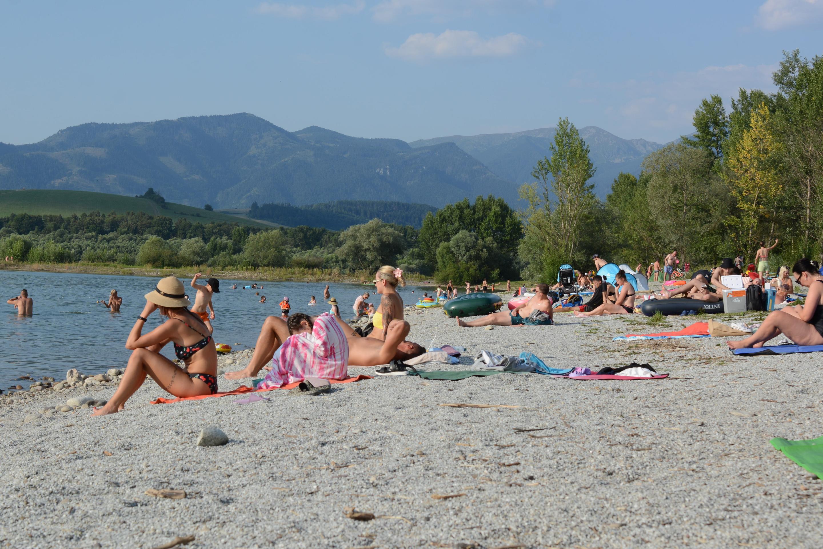 Mestská pláž v Liptovskom Mikuláši počas horúčav 