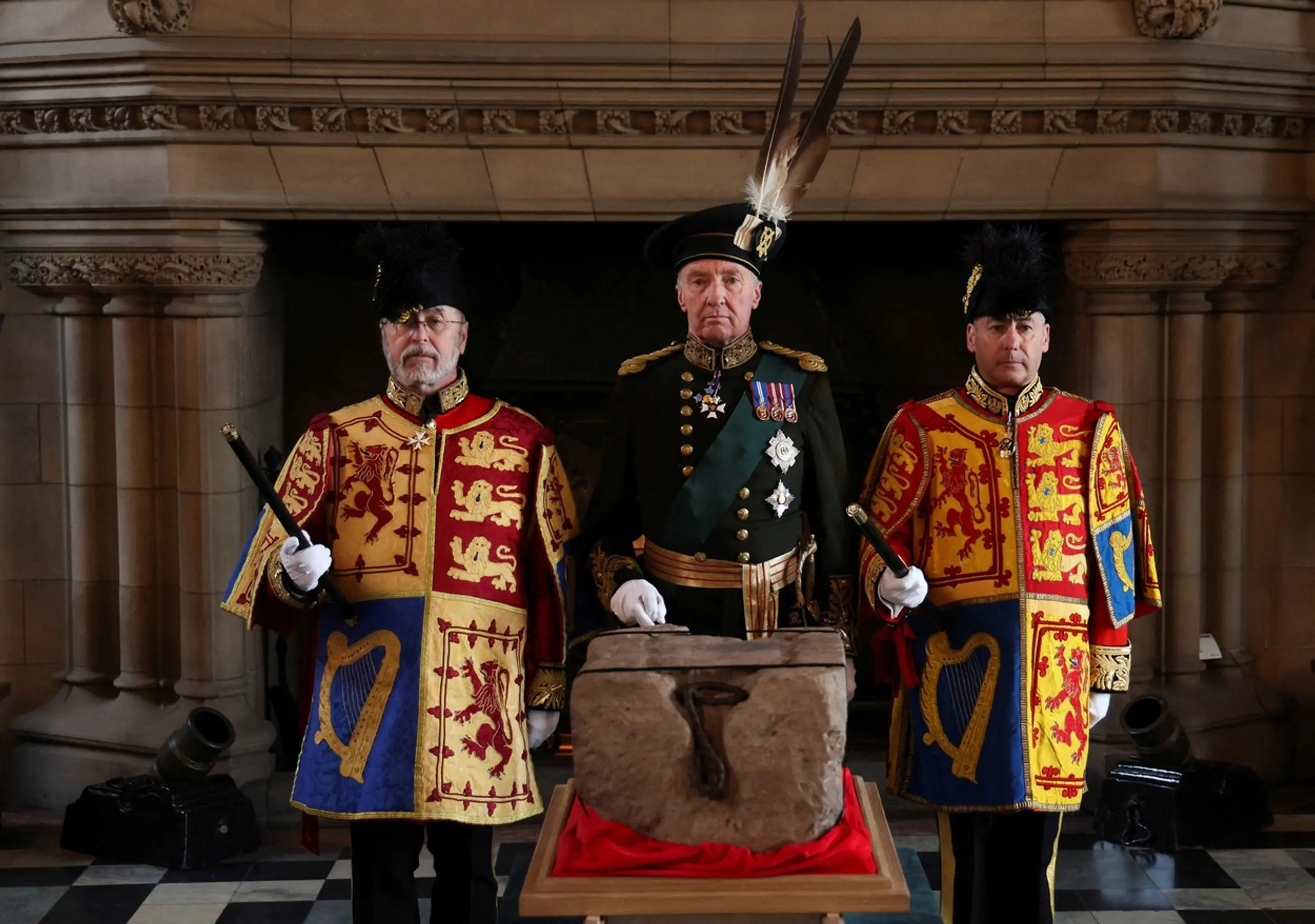 Kameň osudu počas ceremoniálu na Edinburskom zámku.