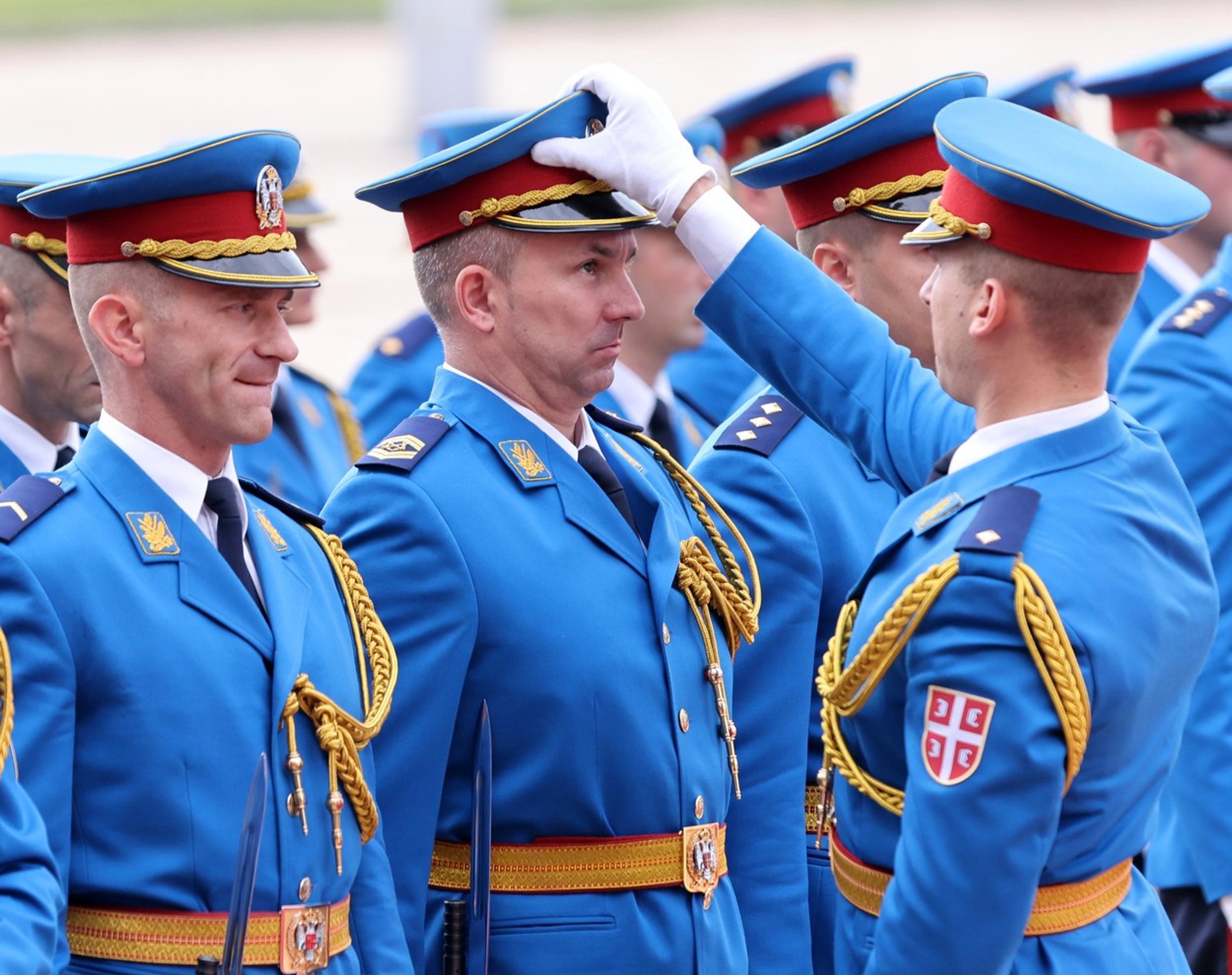 Príslušníci čestnej stráže srbskej armády sa pripravujú na príchod tureckého prezidenta Recepa Tayyipa Erdogana.