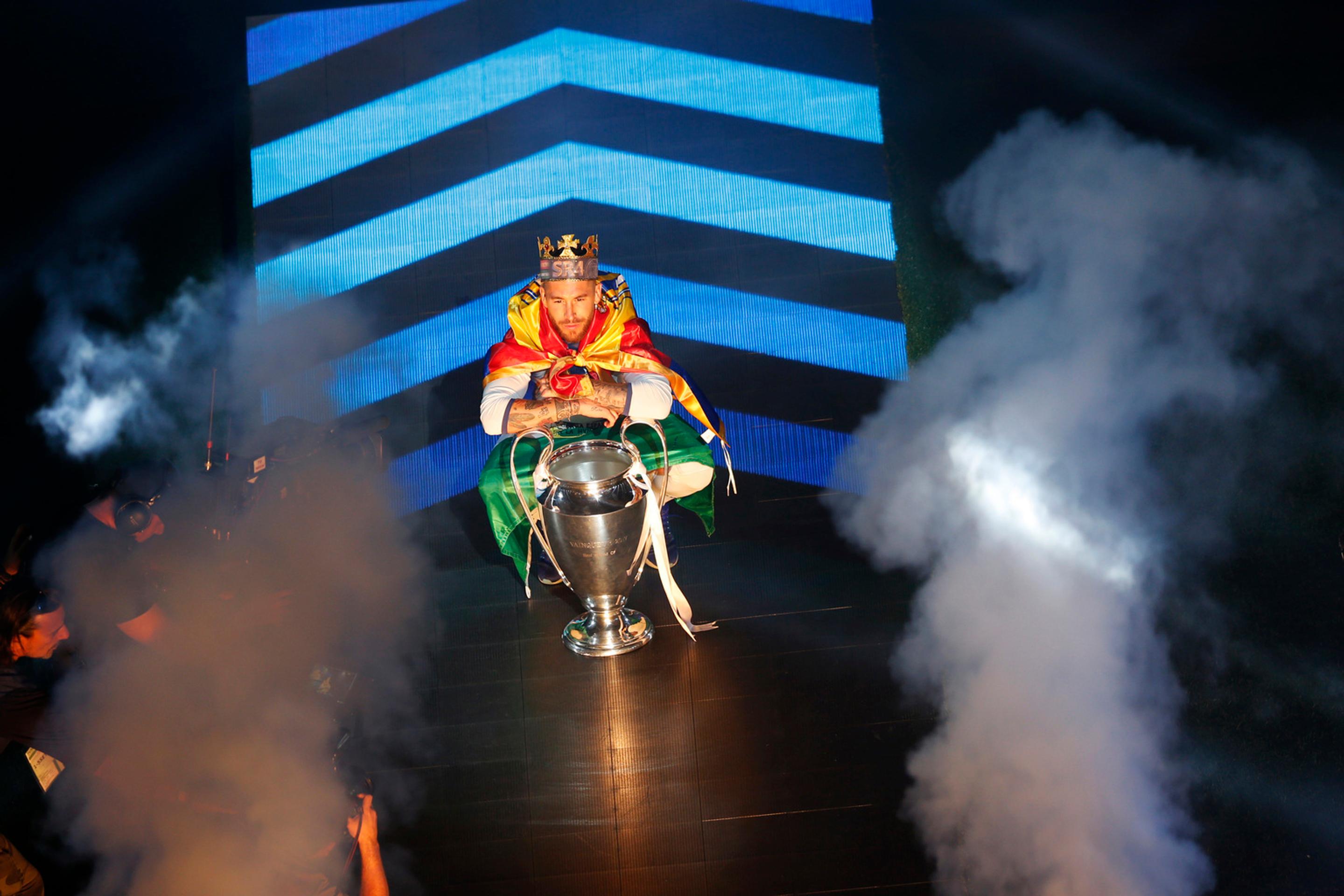 Sergio Ramos pózuje s trofejou pre víťaza LM.