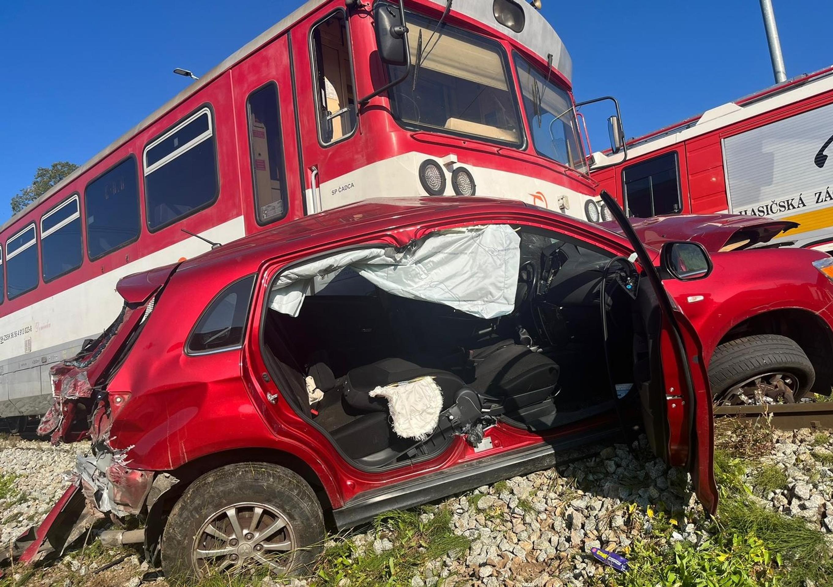 Zrážka osobného auta a vlaku smerujúceho do Nižného Kelčova.
