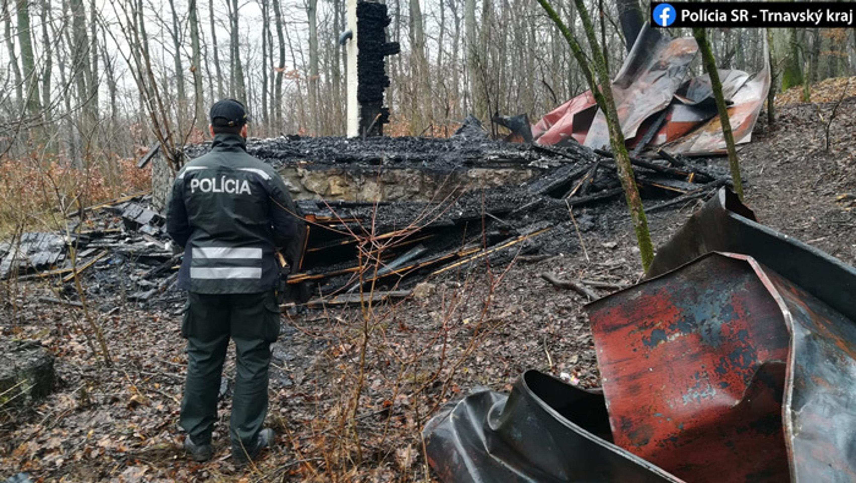 Zhorenisko po požiari neobývanej rekreačnej chatky v Smoleniciach.