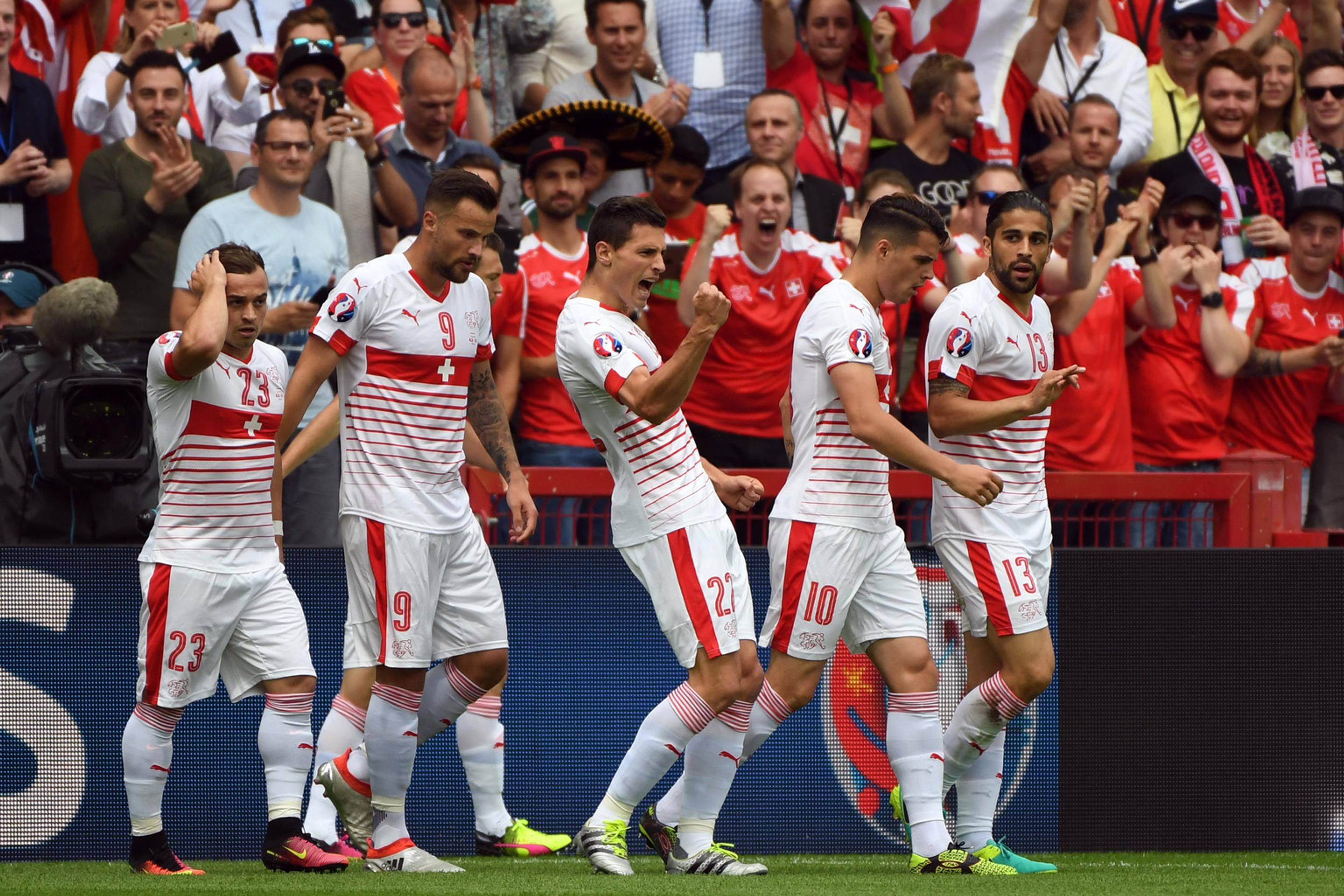 Švajčiar Fabian Schär (uprostred) sa teší z gólu počas zápasu medzi Albánskom a Švajčiarskom na ME vo futbale.