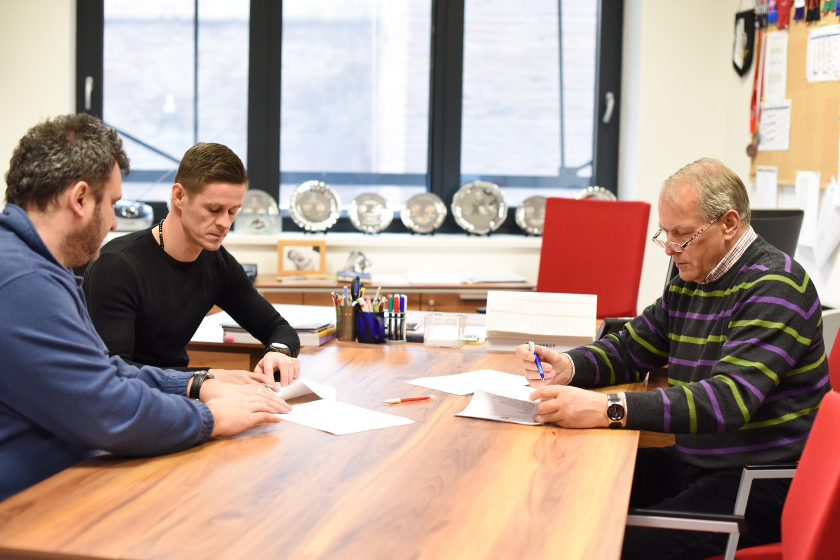 Róbert Jež podpisuje zmluvu so Spartakom Trnava.