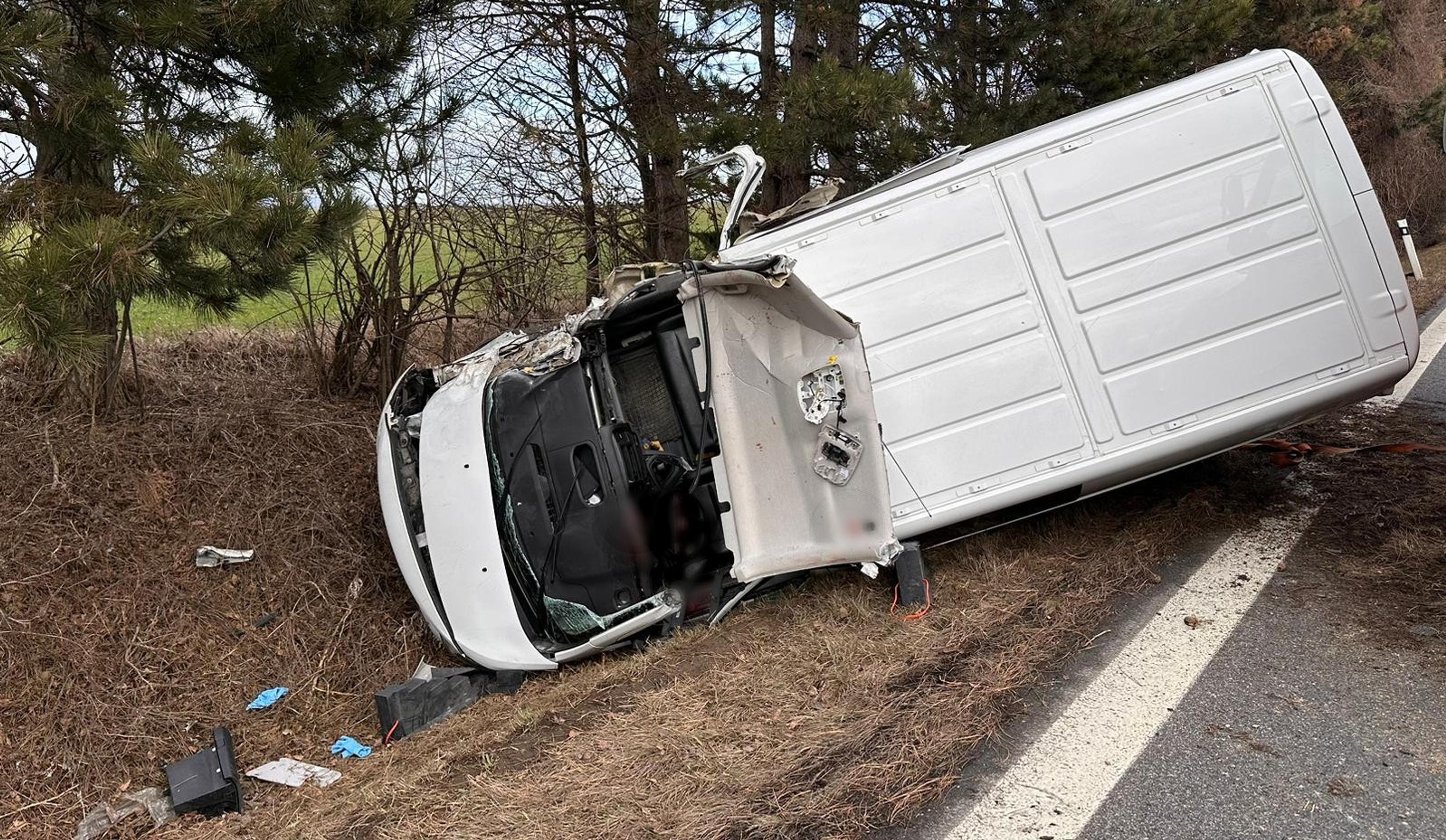 Mikrobus sa prevrátil na bok.