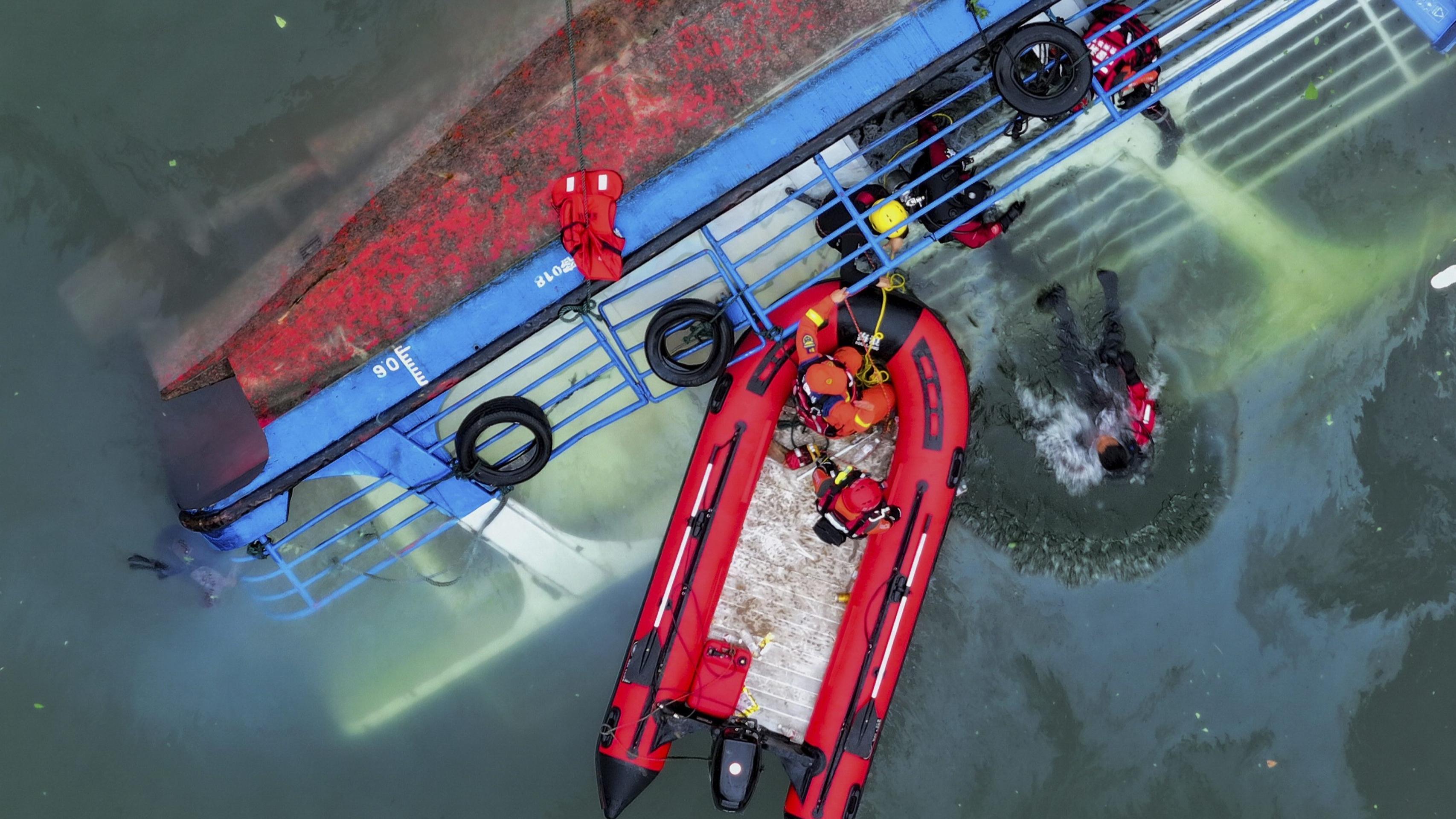 V Číne sa prevrátili lode s turistami