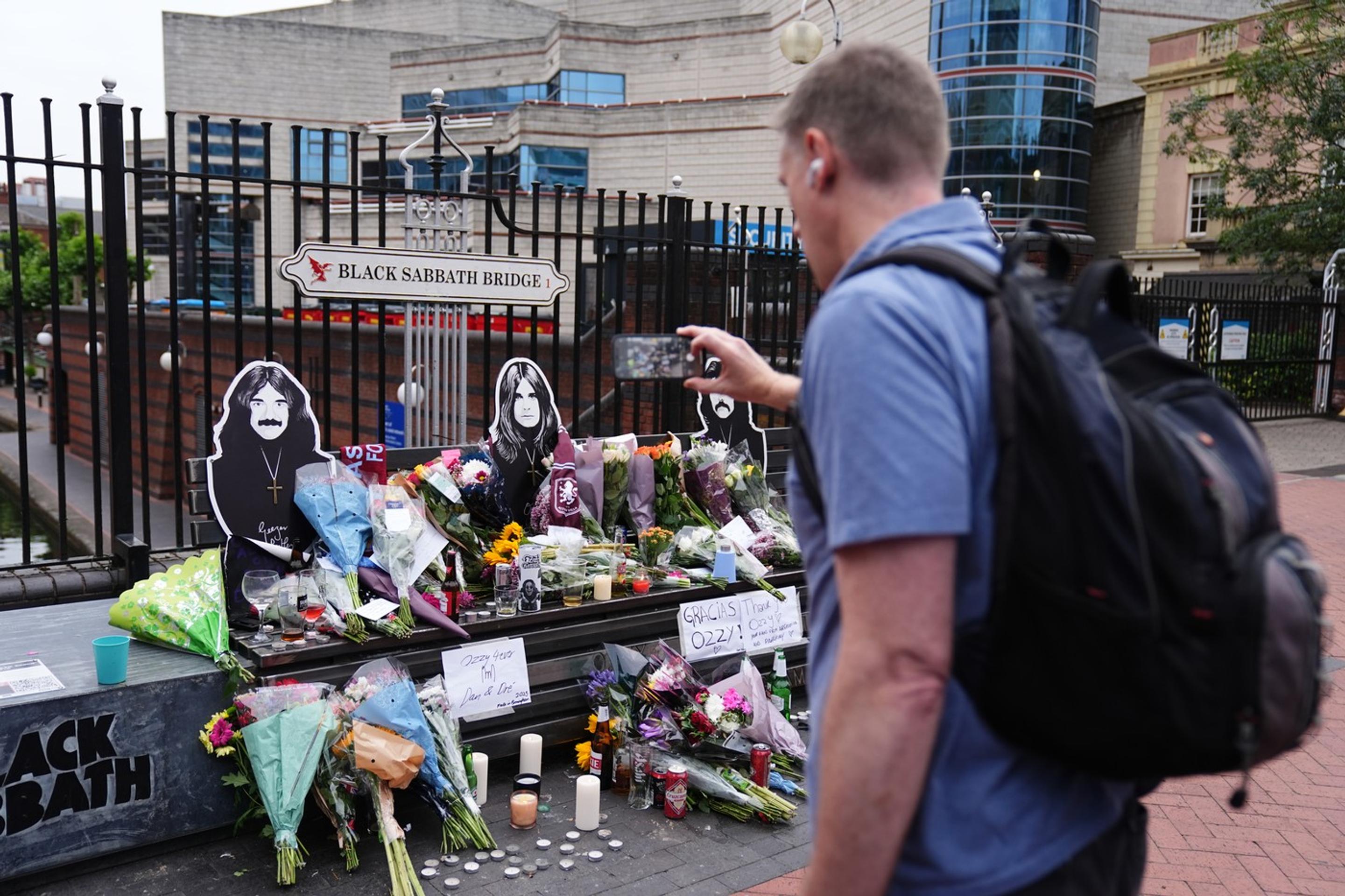 Fanúšik pri nápise Black Sabbath Bridge