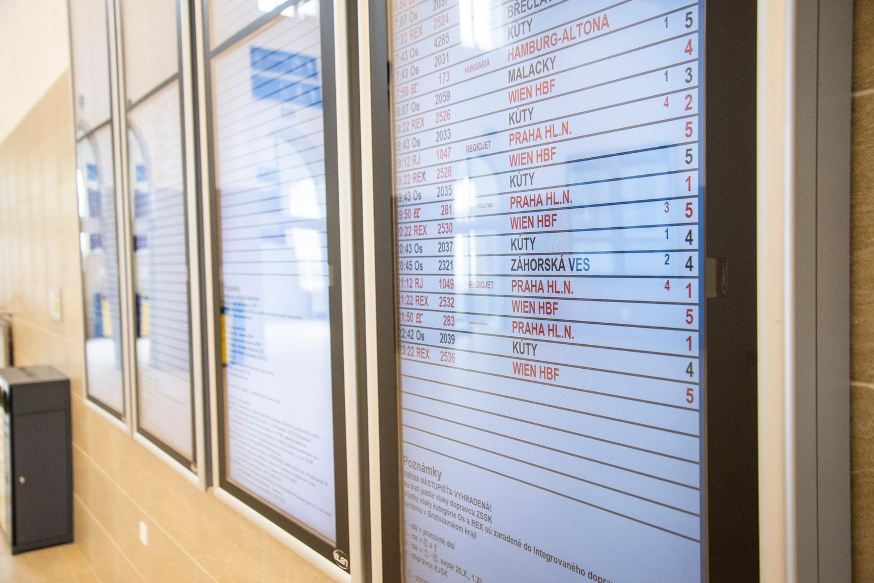 Priestory novej čakárne a vestibulu pre cestujúcich na Hlavnej stanici v Bratislave. 