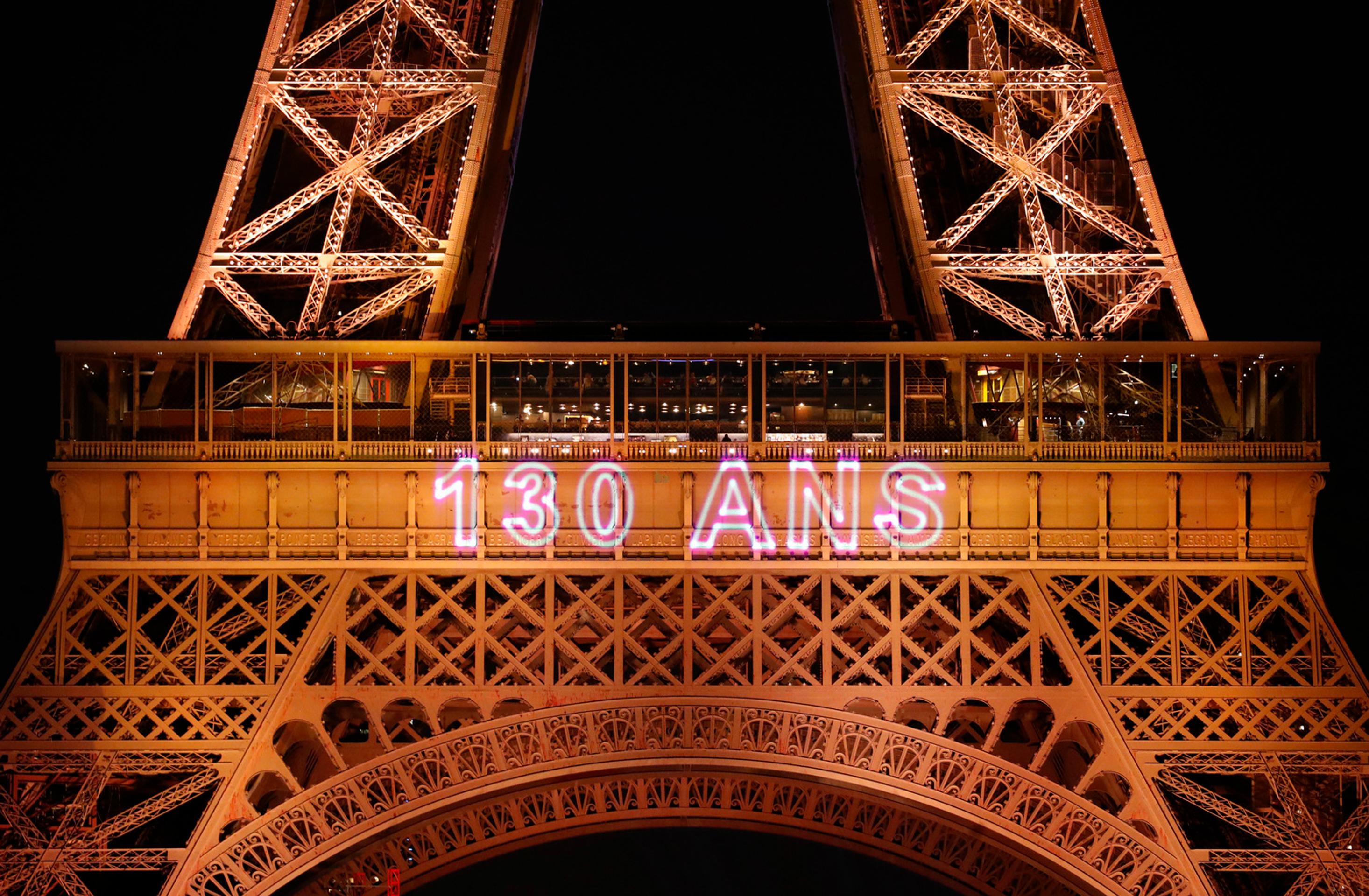 Eiffelova veža oslavuje 130 rokov