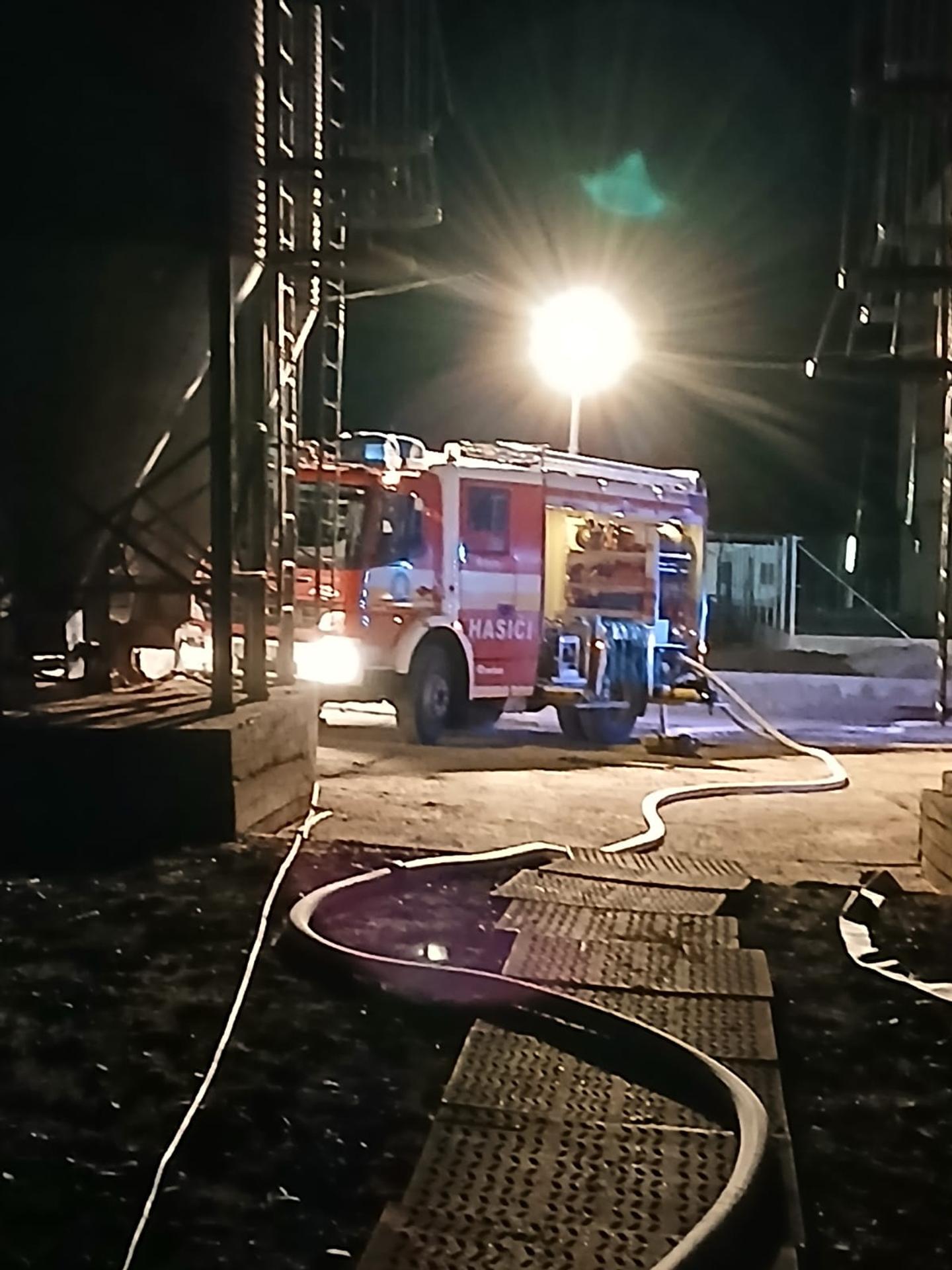 Hasiči vynášali z horiacej haly pri Pezinku stovky prasiatok.