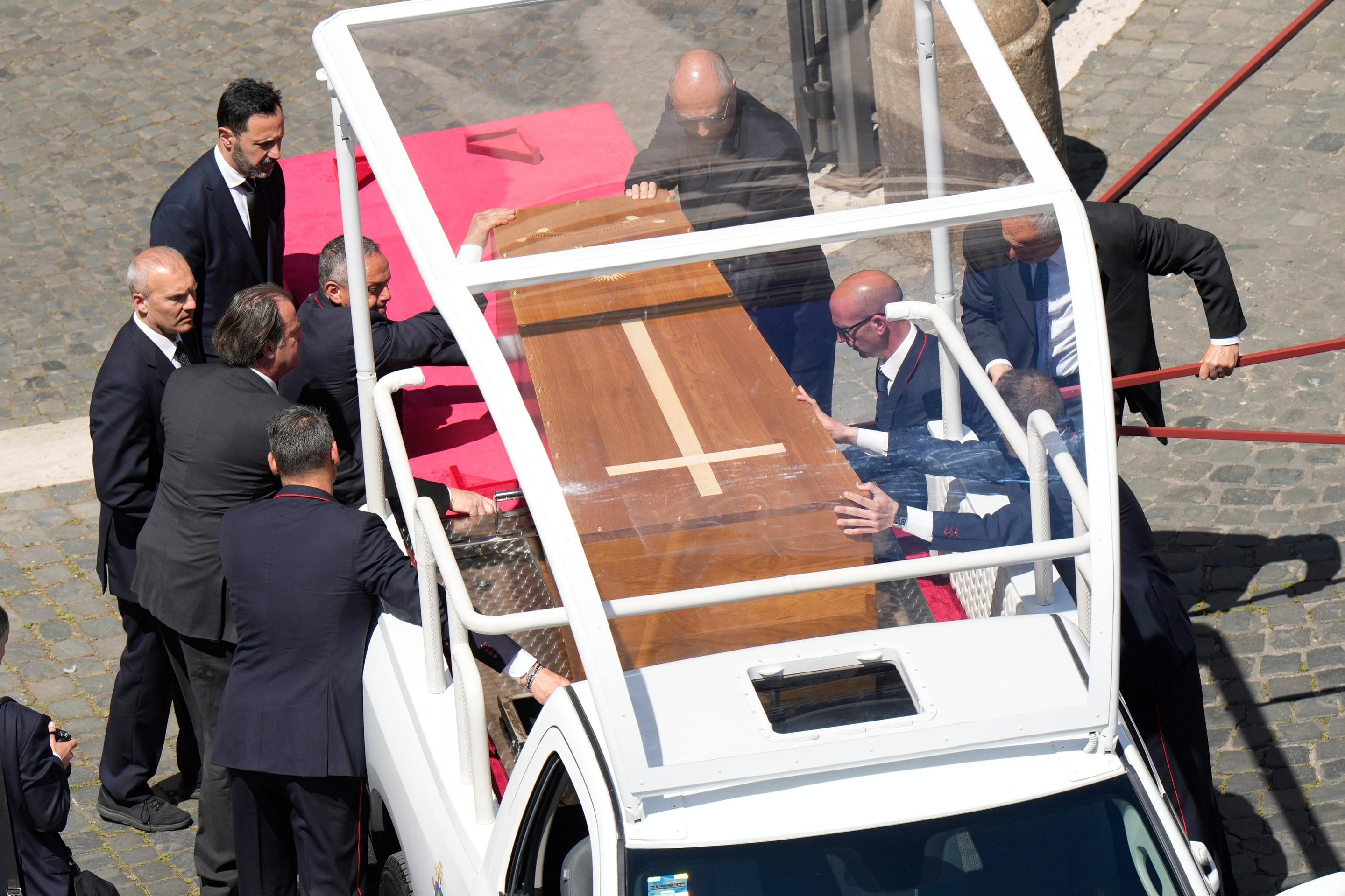 Prevoz pápežovej rakvy do Baziliky Santa Maria Maggiore