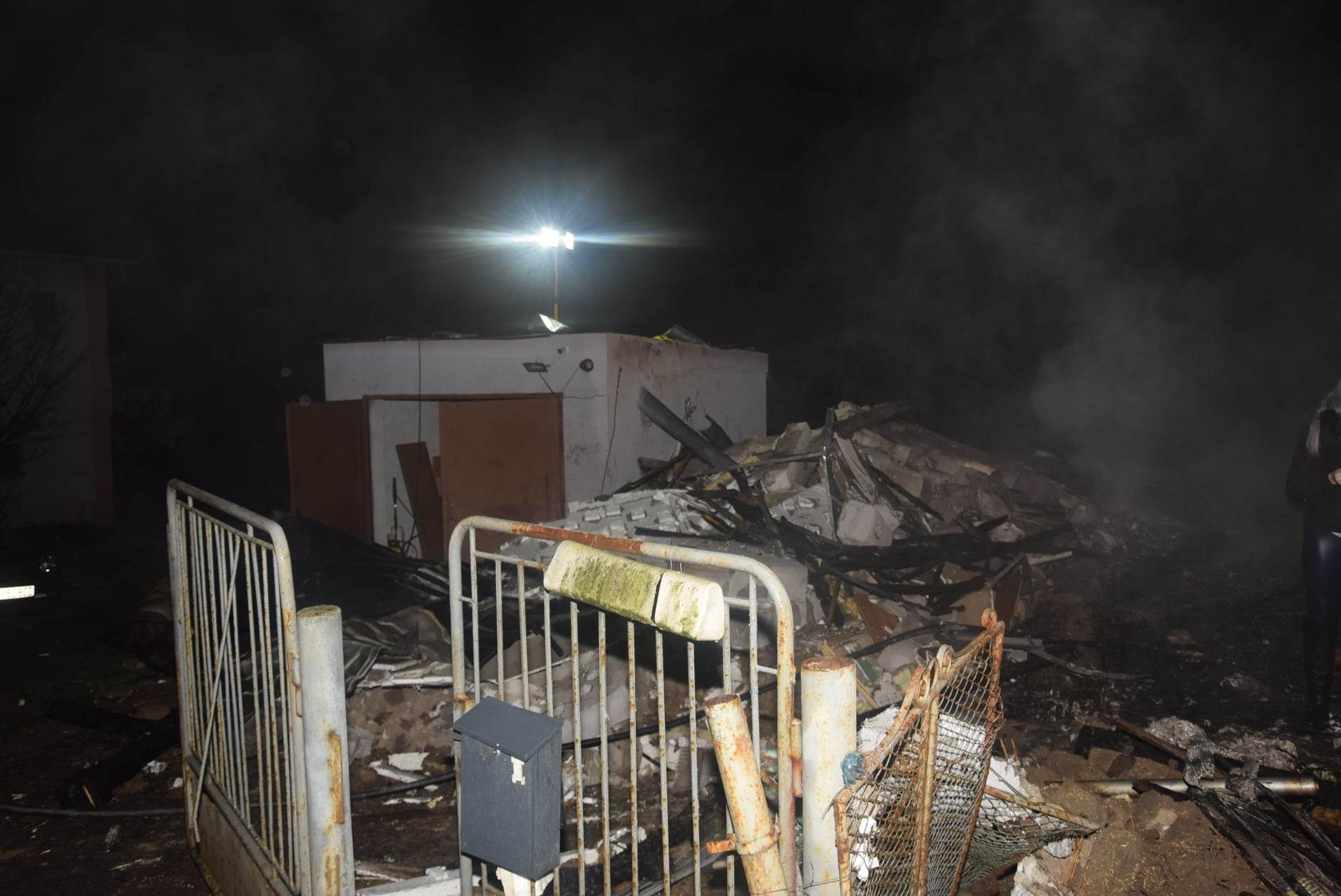 Dom zrovnalo so zemou.