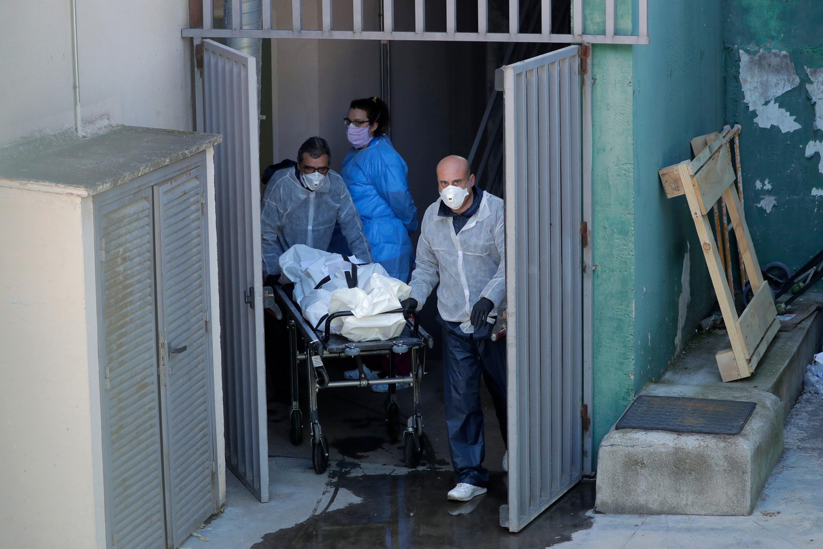 Kňaz v Madride vykonáva pohrebný obrad obete nového koronavírusu aj za prítomnosti pozostalých.