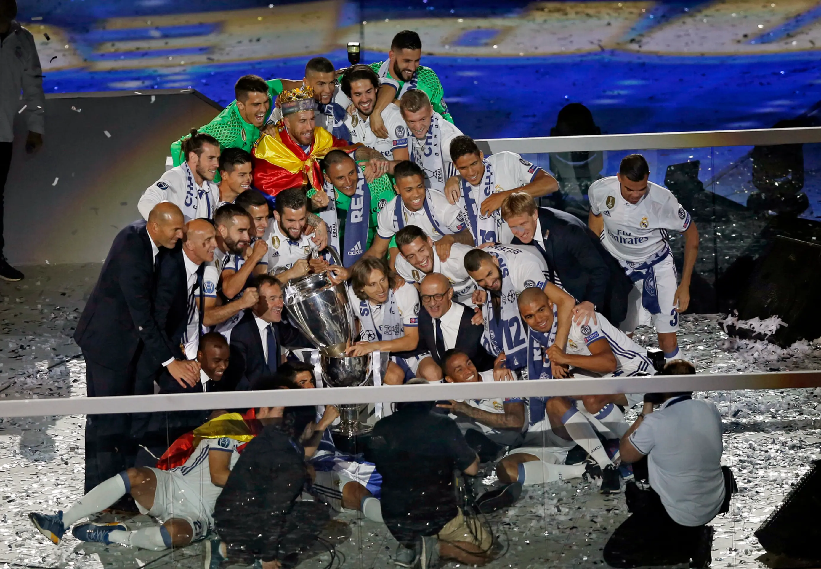 Hráči Realu pózujú s trofejou pre víťaza LM.