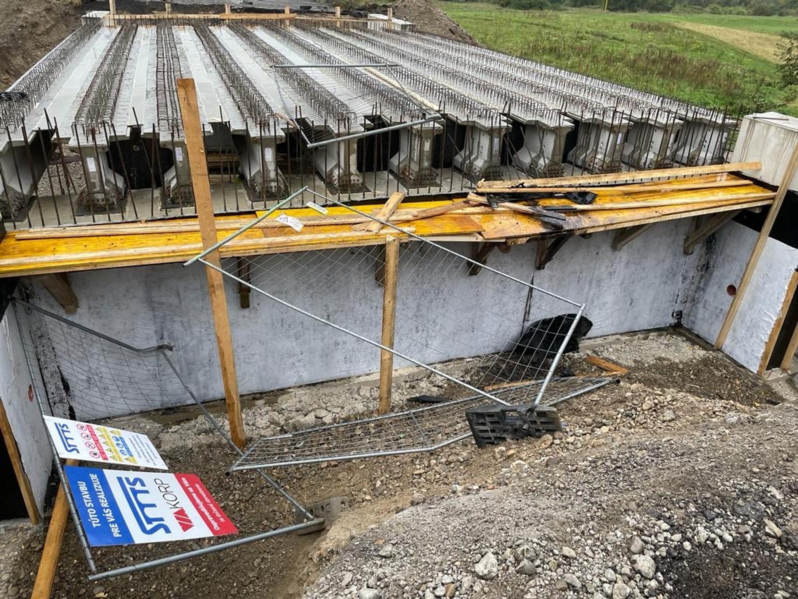 Stavba mosta pri Veľkých Bierovciach.