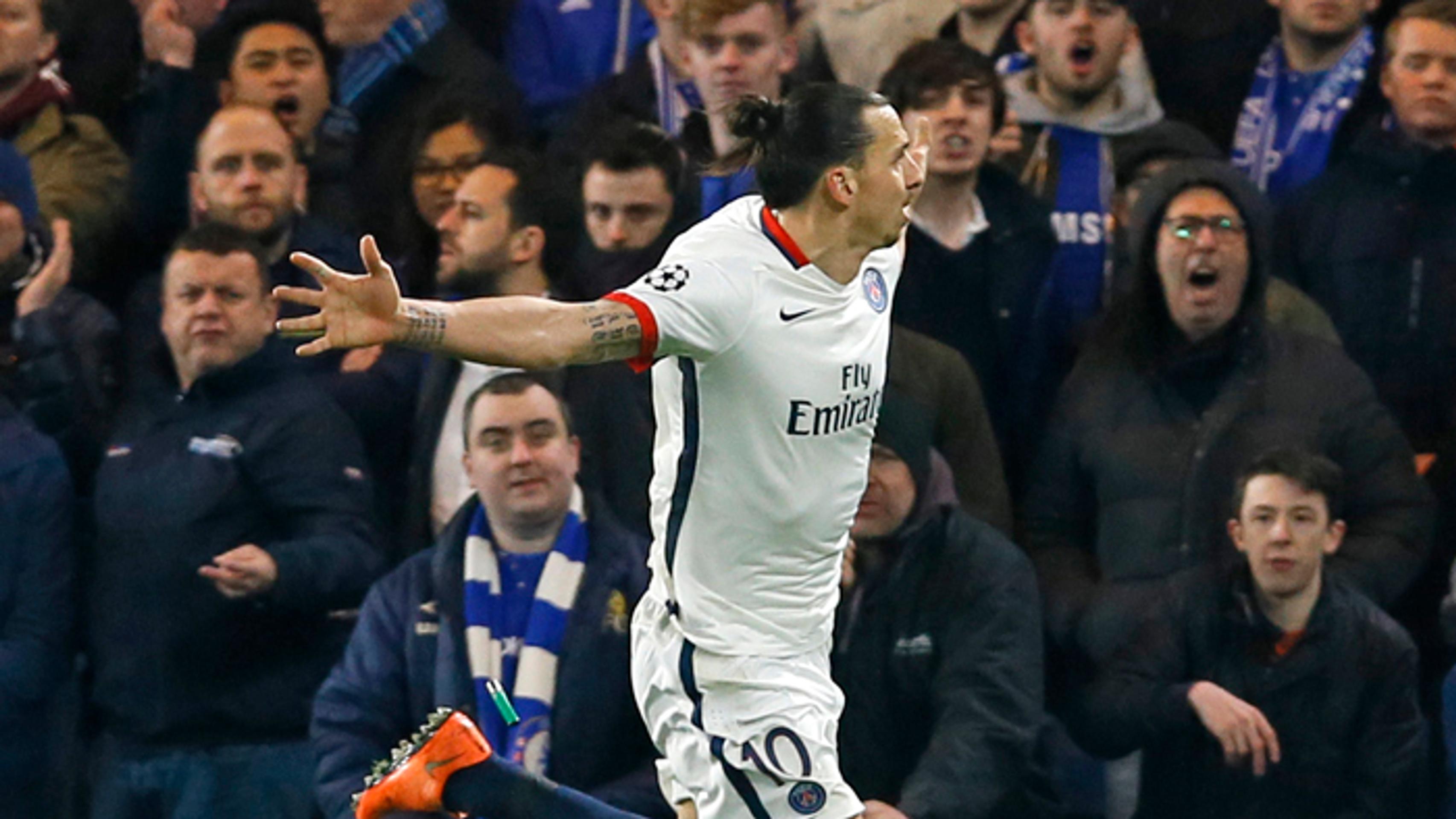 Zlatan Ibrahimovič oslavuje druhý gól proti Chelsea v odvete osemfinále LM proti Chelsea Londýn.