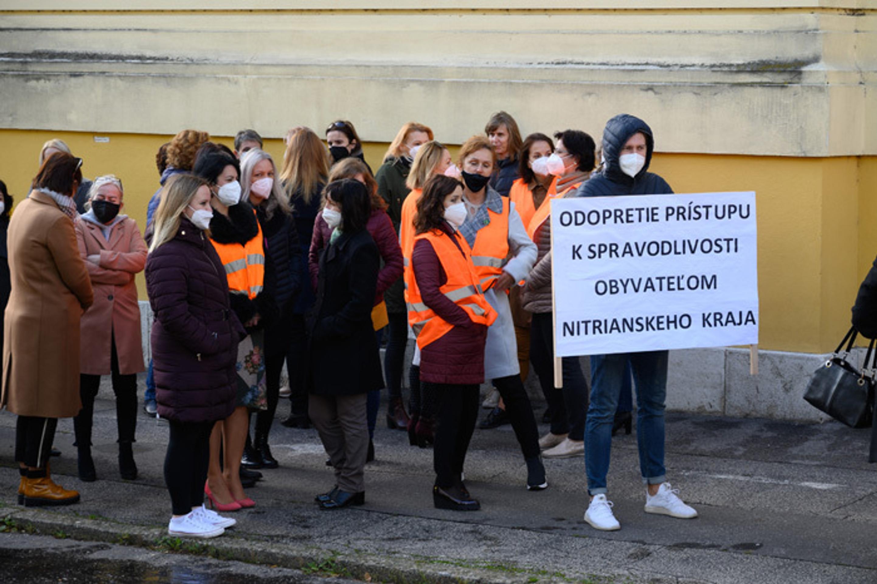 Protest sudcov a zamestnancov Krajského súdu v Nitre pred jeho sídlom.