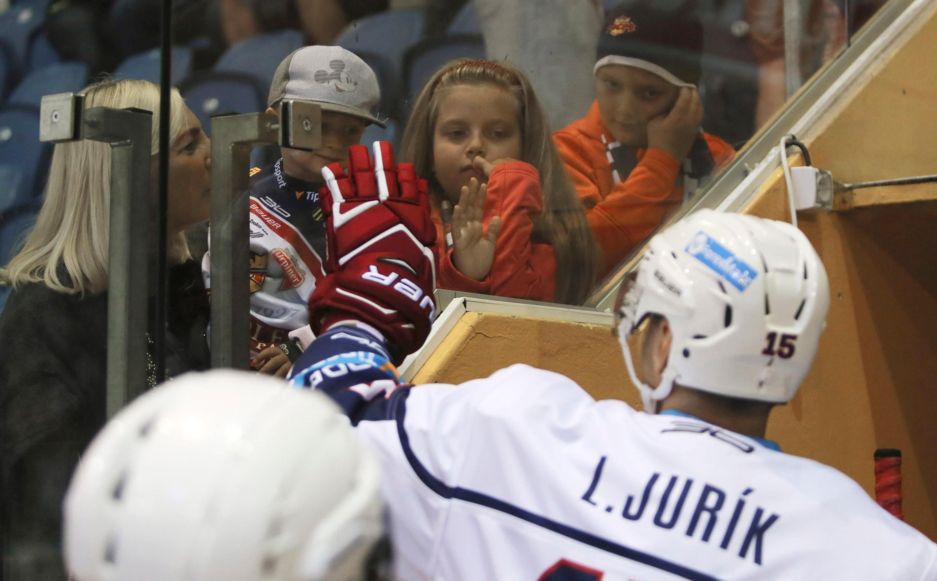 Zvolenčan Lukáš Jurík sa zdraví s najmenšími divákmi pred zápasom s Novými Zámkami.