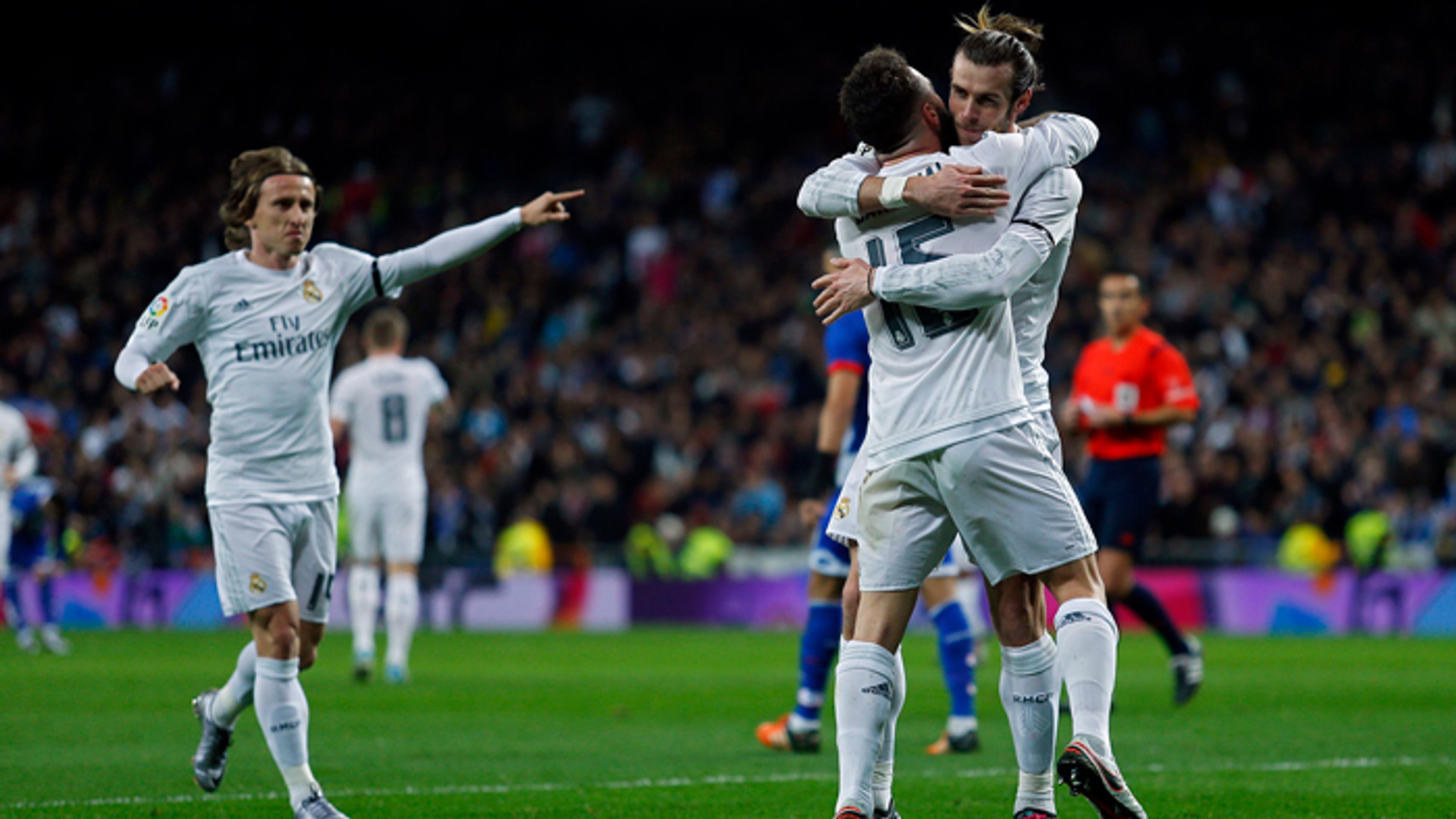 Hráči Realu Madrid Gareth Bale (vpravo) a Daniel Carvajal sa tešia po strelení gólu do siete Deportivo La Coruña v La Lige.
