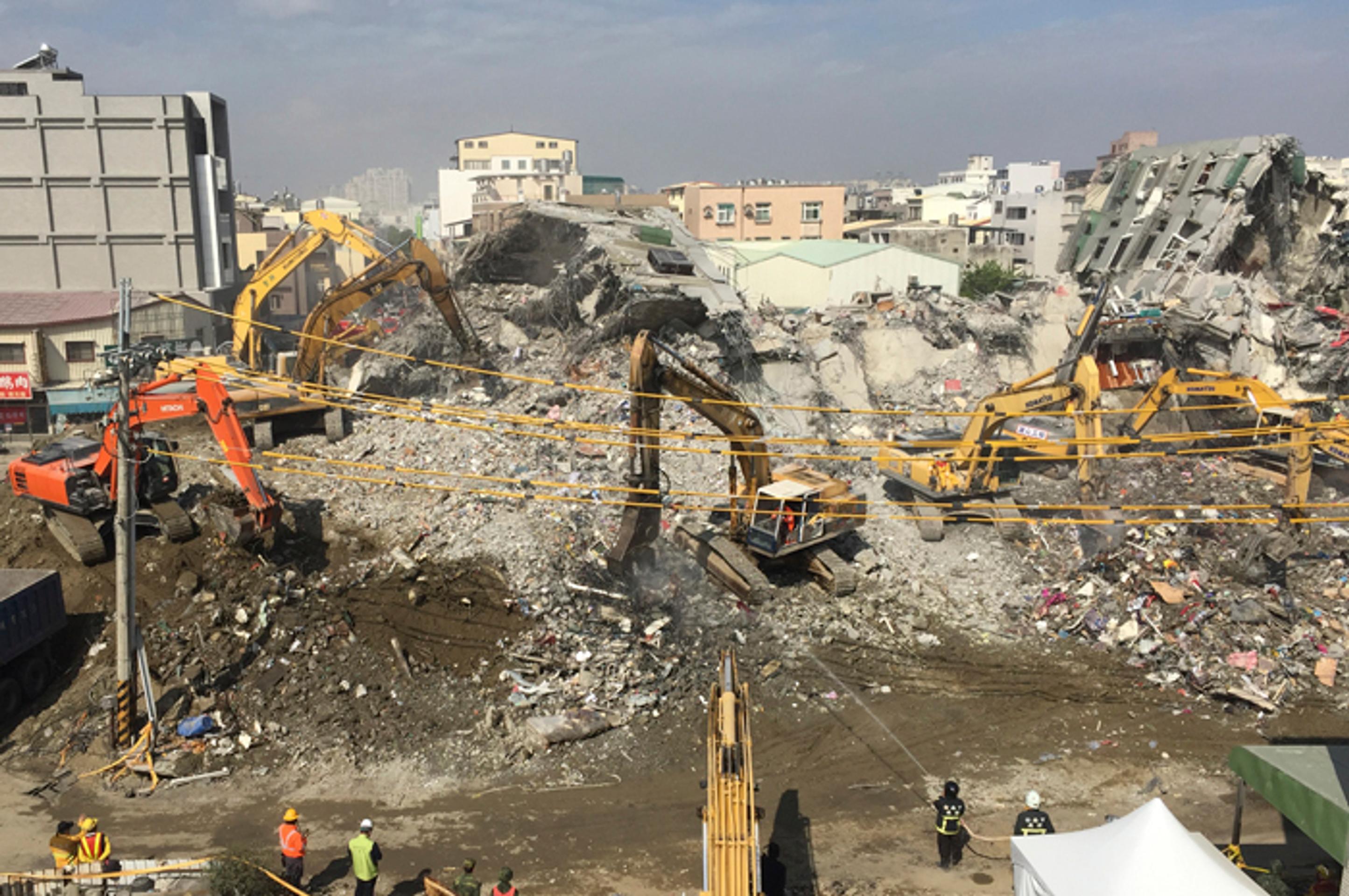 Trosky zrútenej budovy po zemetrasení na Taiwane.