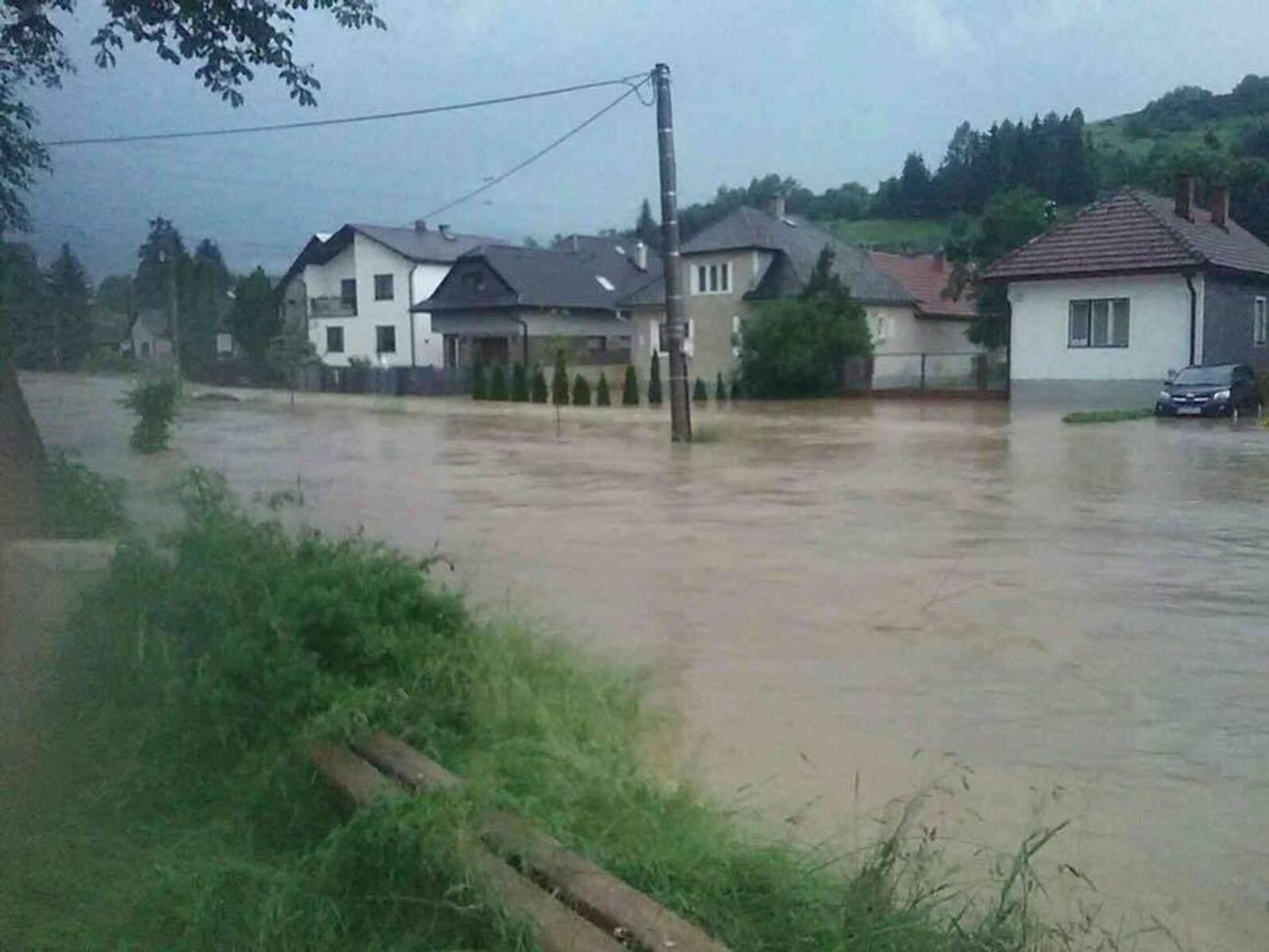 Hasiči zasahujú v mnohých miestach.