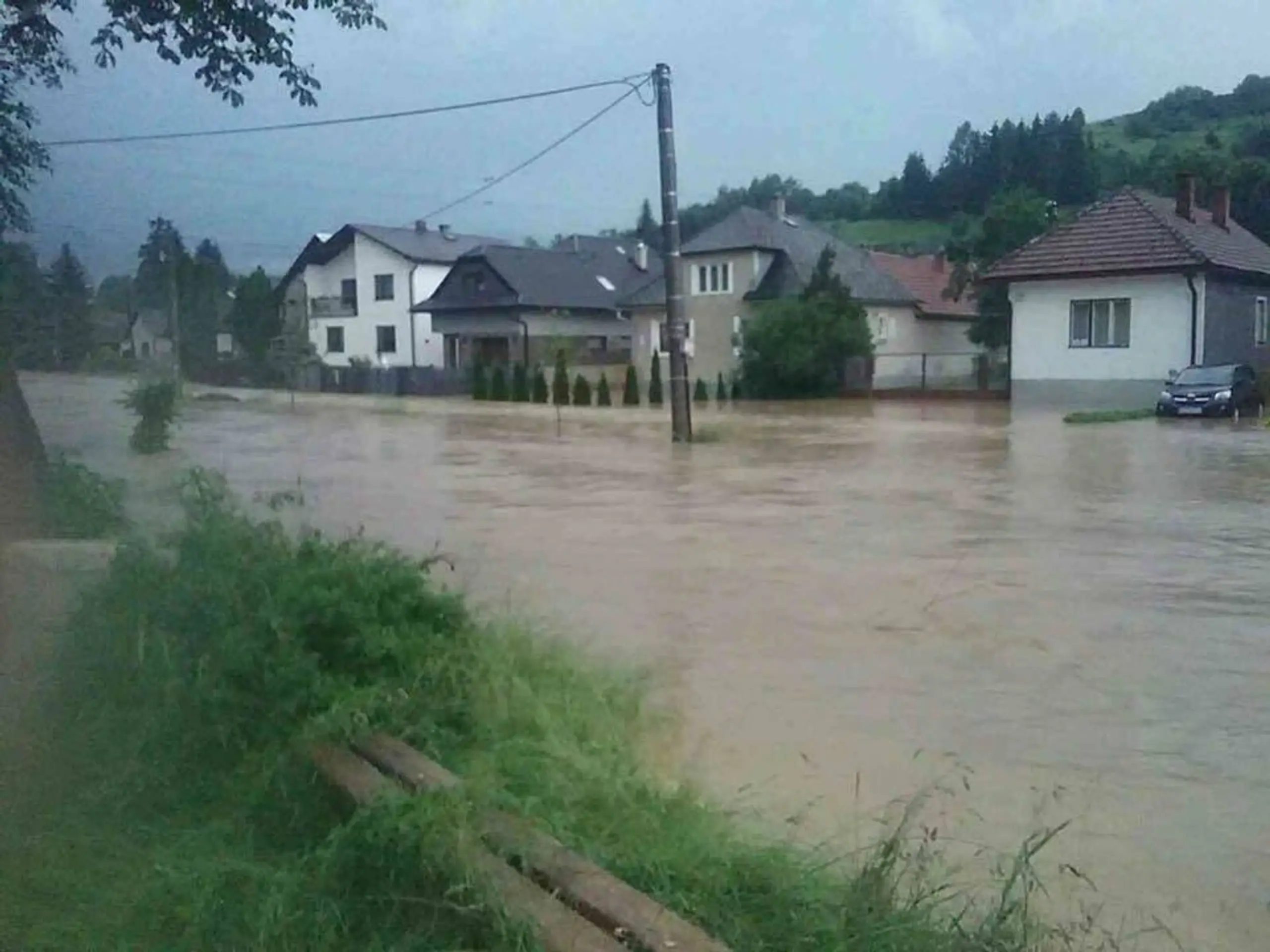 Hasiči zasahujú v mnohých miestach.