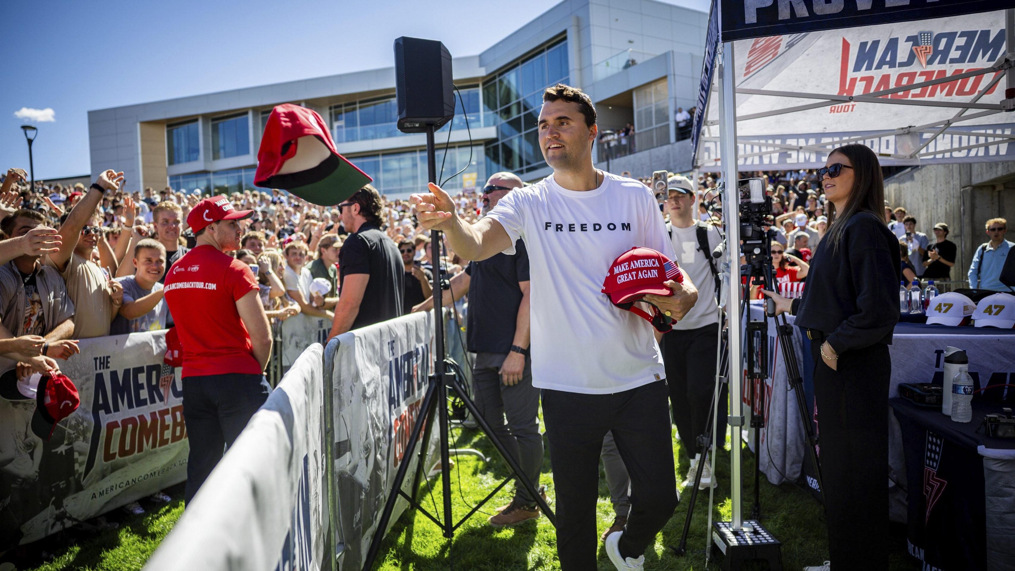 Zastrelili slávneho konzervatívneho aktivistu Charlieho Kirka