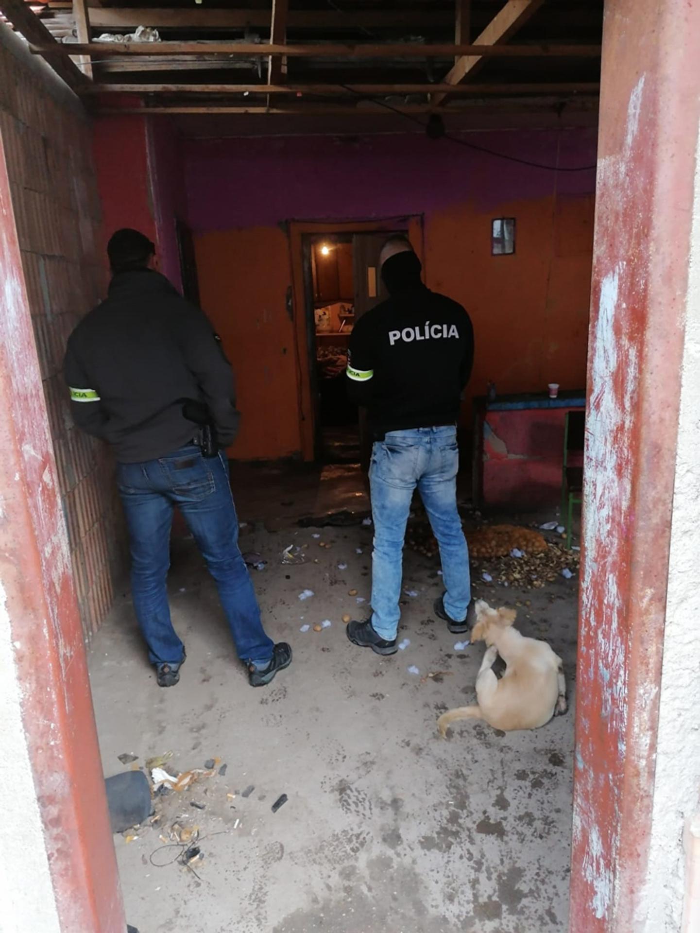 Polícia v obci pri Komárne, kde nútili tínedžerku k sobášu.