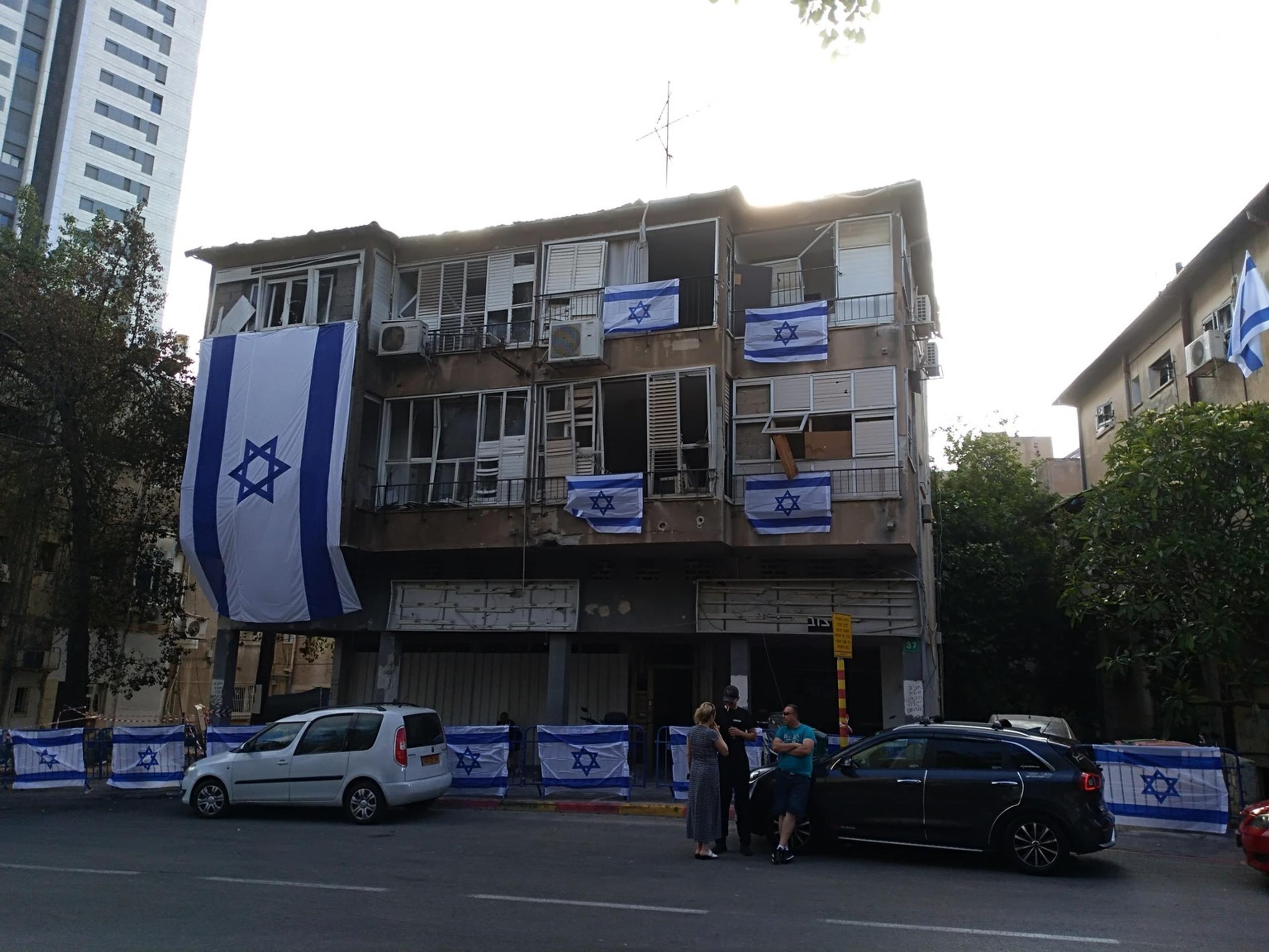 Poškodená budova na predmestí Tel Avivu po raketovom útoku z Pásma Gazy.